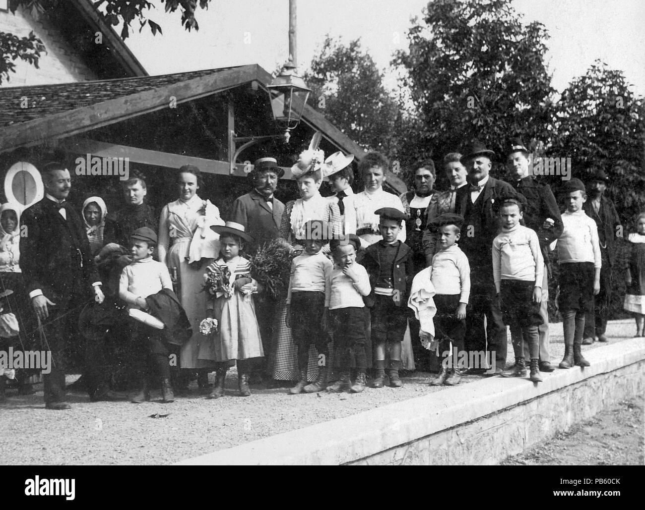 1243 Railway, tableau, hommes, femmes, enfants, bouquet, l'attente, hat 3693 Fortepan Banque D'Images