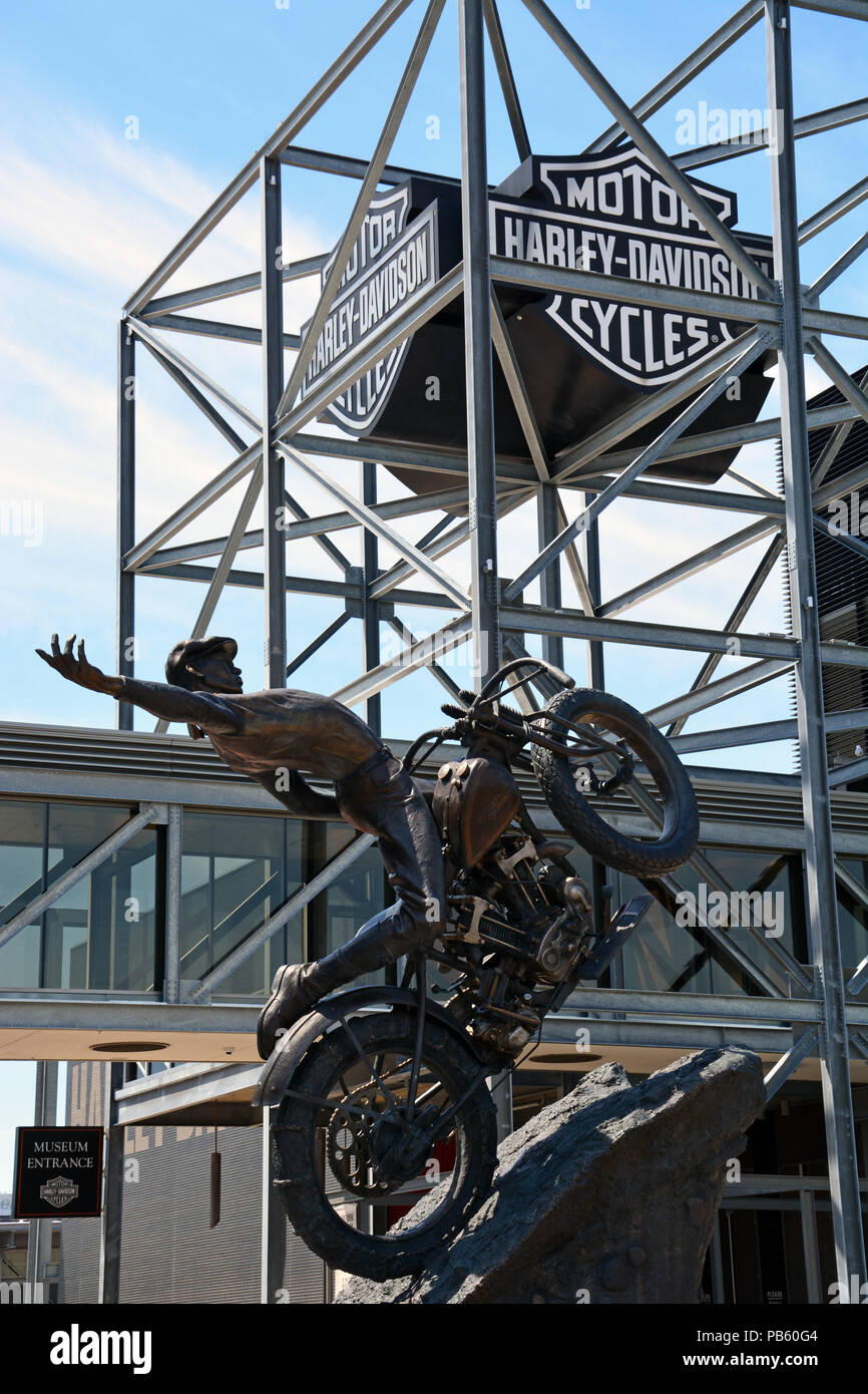 L 'Hill Climber' statue devant le panneau à l'entrée de la Harley Davidson Museum à Milwaukee, Wisconsin. Banque D'Images