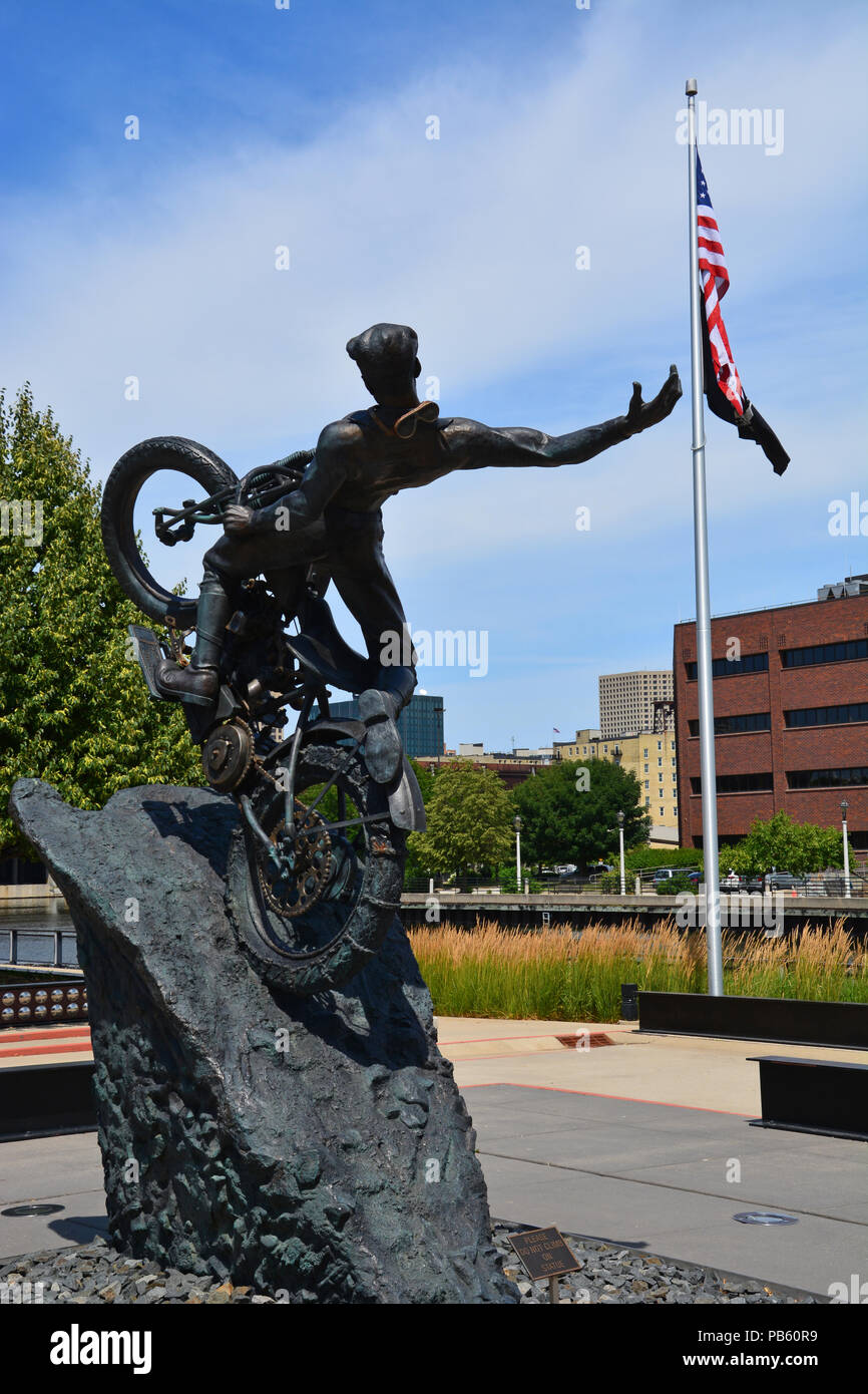 L 'Hill Climber' statue sur la Harley Davidson Museum Campus à Milwaukee. Banque D'Images