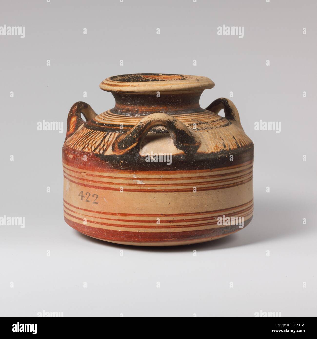 Alabastron en terre cuite (jar). Culture : Mycènes. Dimensions : H. 3 13/16 in. (9,7 cm.). Date : ca. 1600-1050 av. J.-C.. Trois bandes horizontales et les poignées. Musée : Metropolitan Museum of Art, New York, USA. Banque D'Images