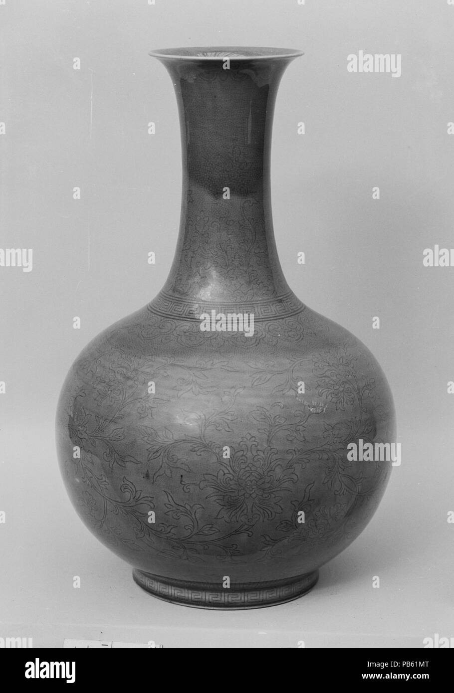 Vase. Culture : la Chine. Dimensions : H. 12 in. (30,5 cm) ; Diam. 7 1/4 in. (18,4 cm). Musée : Metropolitan Museum of Art, New York, USA. Banque D'Images
