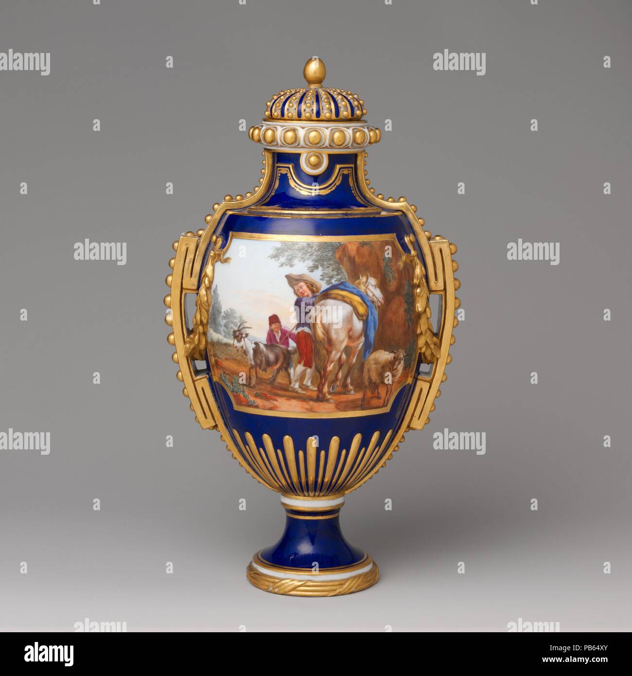 Vase avec couvercle (vase à panneaux ou à perles) (l'un d'une paire). Culture : le français, à Sèvres. Décorateur : Scènes pastorales attribué à Charles Nicolas Dodin (Français, Versailles 1734-1803 Sèvres) ; Couronnes attribués à Jean-Baptiste Tandart (français, actif 1754-1800). Dimensions : Hauteur : 13 1/8 po. (33,3 cm). Manufacture Manufacture : Sèvres (Français, 1740-présent). Date : ca. 1766. Les noms en français de ces vases (voir aussi 58.75.83a-c) à 'panneaux' et 'à perles" reportez-vous à la réserve de lambris, ici avec des représentations de scènes pastorales après compositions du peintre Hollandais Nicholaes Berchem, et à la résid Banque D'Images