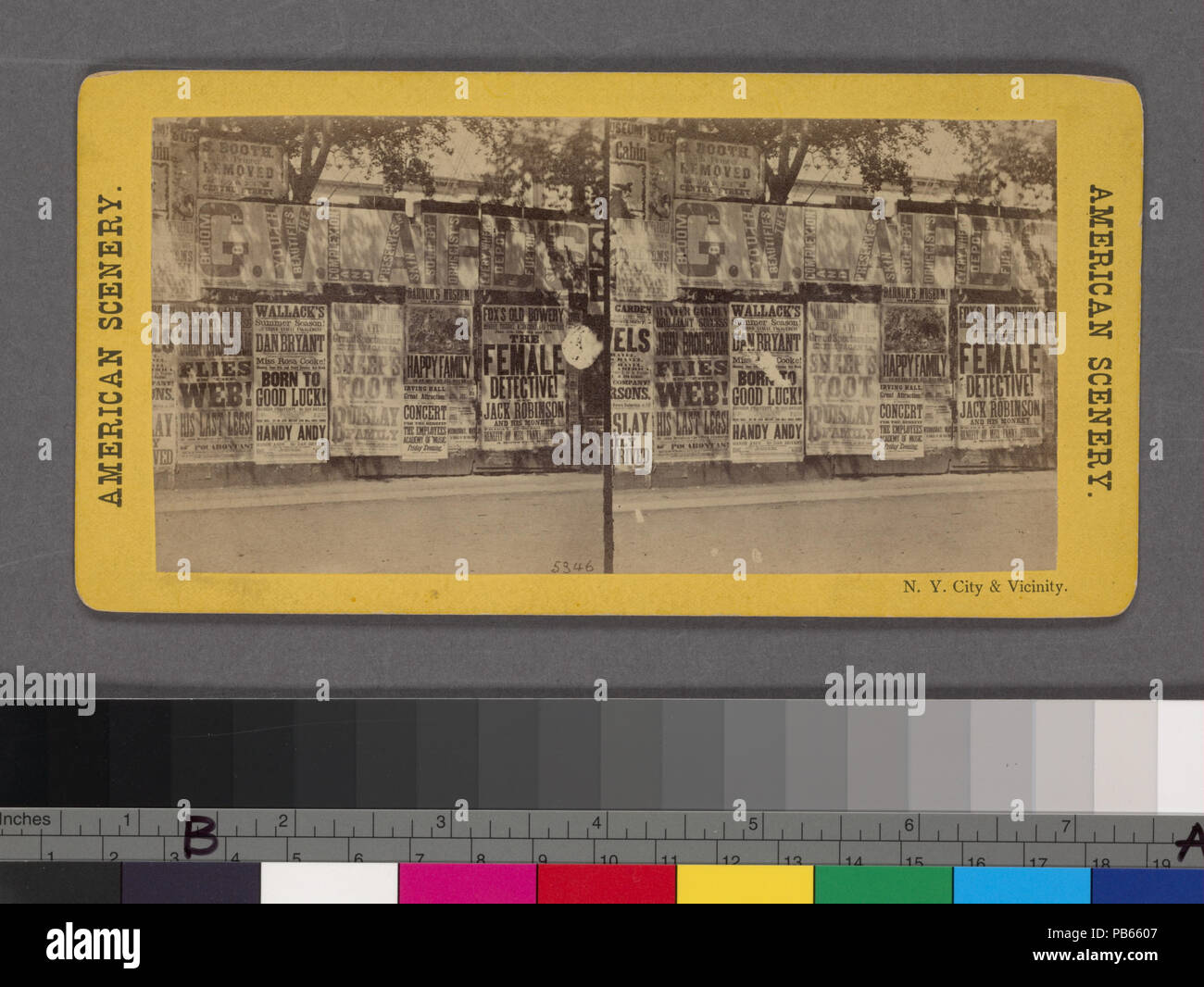 1079 N.Y. City et aux environs. (Affiches de cinéma, les entreprises de publicité sur mur non identifié.) (NYPL)11708034-1530700 b Banque D'Images