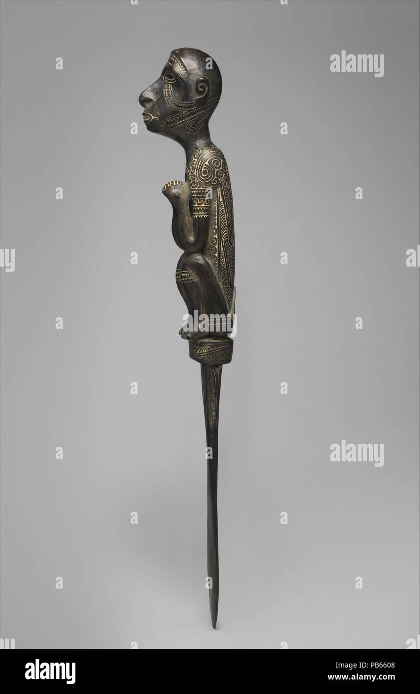 Spatule à chaux. Artiste : Mutuaga (1860-1920). Culture : Massim. Dimensions : H. 24 1/2 in. (62,2 cm). Date : 1900-1910. L'identité des personnes qui ont créé la grande majorité d'Oceanic sculpture demeurent inconnus. Une exception notable est Mutuaga, un maître sculpteur qui a vécu et travaillé en Dagodagoisu village dans la région de Massim au tournant du vingtième siècle. Mutuaga sculpture unique du style est reconnaissable par son interprétation de la figure humaine et l'élégance et la précision de son ornementation de surface. Mutuaga créé des objets pour un usage local et, au début des années 1890, deve Banque D'Images