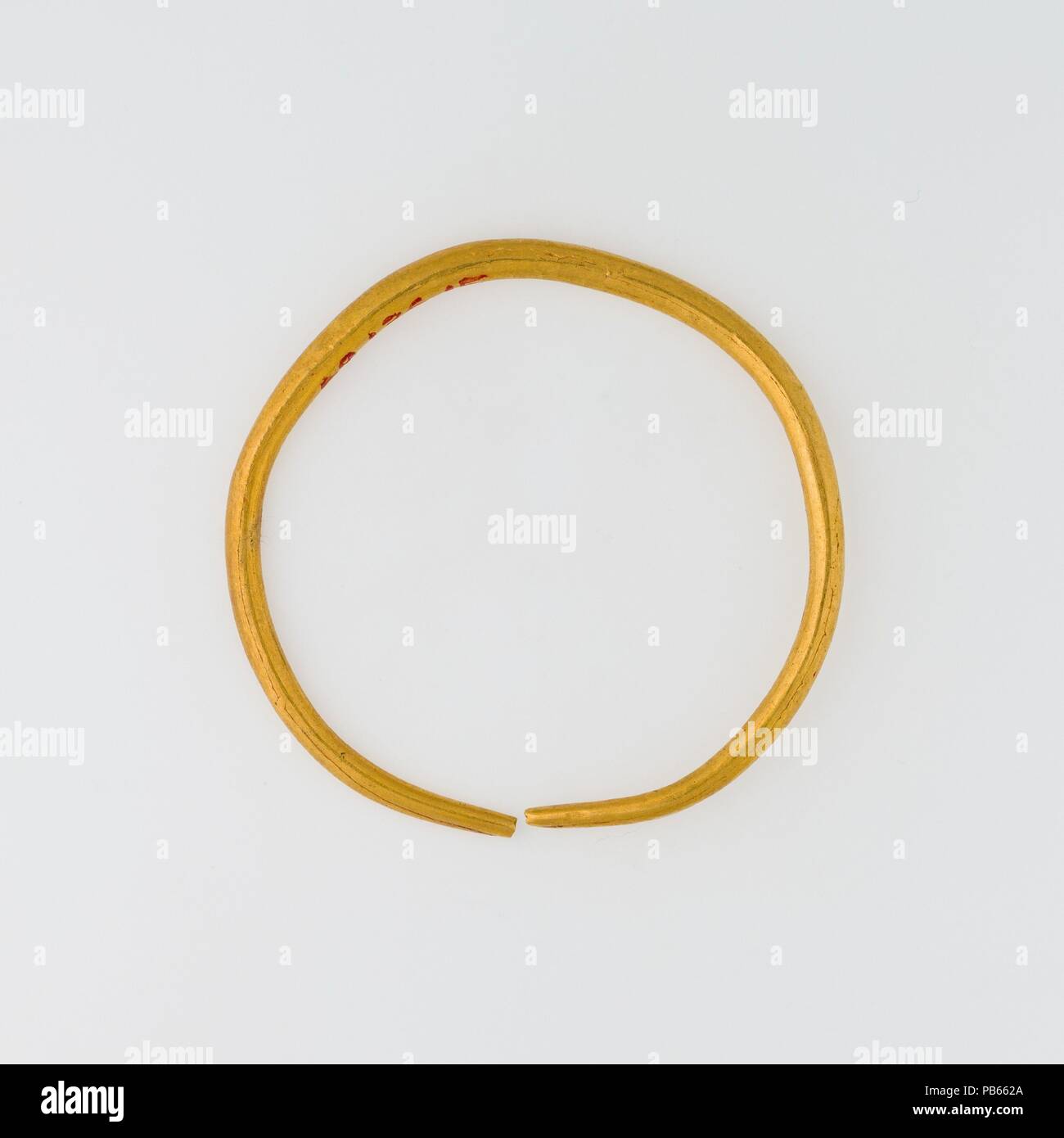 Earring Hoop. Dimensions : H. 3,9 cm (1 9/16 in.) ; W. 4 cm (1 9/16 in.) ; Th. 0,3 cm (1/8 po.). Dynastie DYNASTIE : 15. Date : ca. 1648-1540 av. J.-C.. Musée : Metropolitan Museum of Art, New York, USA. Banque D'Images