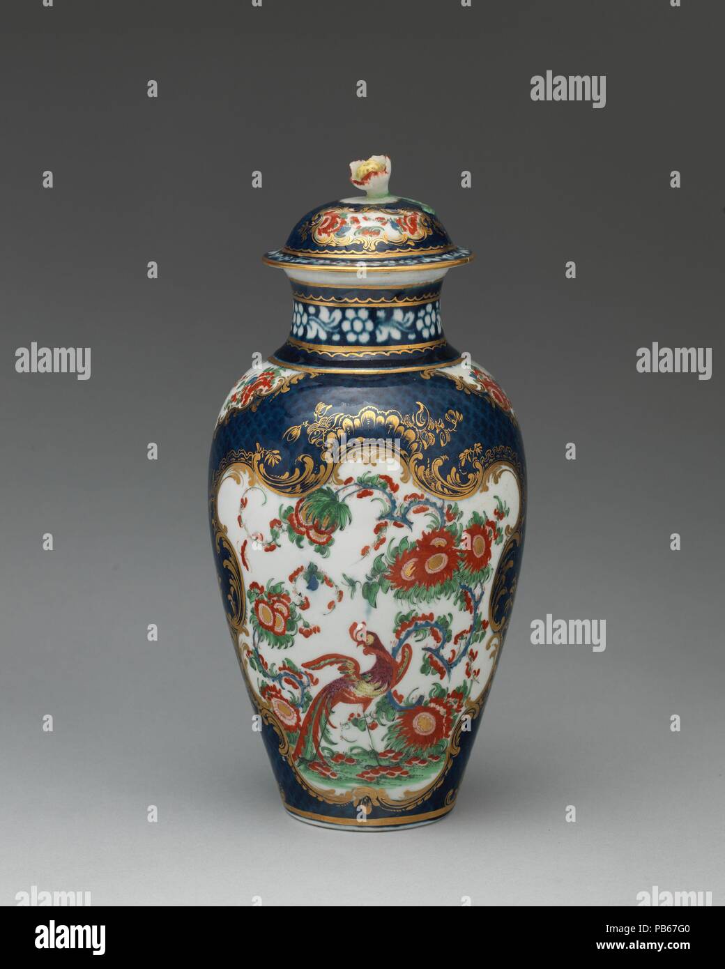Vase avec couvercle. Culture : British, Worcester. Dimensions : hors tout (confirmé) : 9 × 4 × 11/16 5/8 4 5/8 in. (24,6 × 11,7 × 11,7 cm). L'usine : l'usine de Worcester (britannique, 1751-2008). Date : ca. 1770. Musée : Metropolitan Museum of Art, New York, USA. Banque D'Images