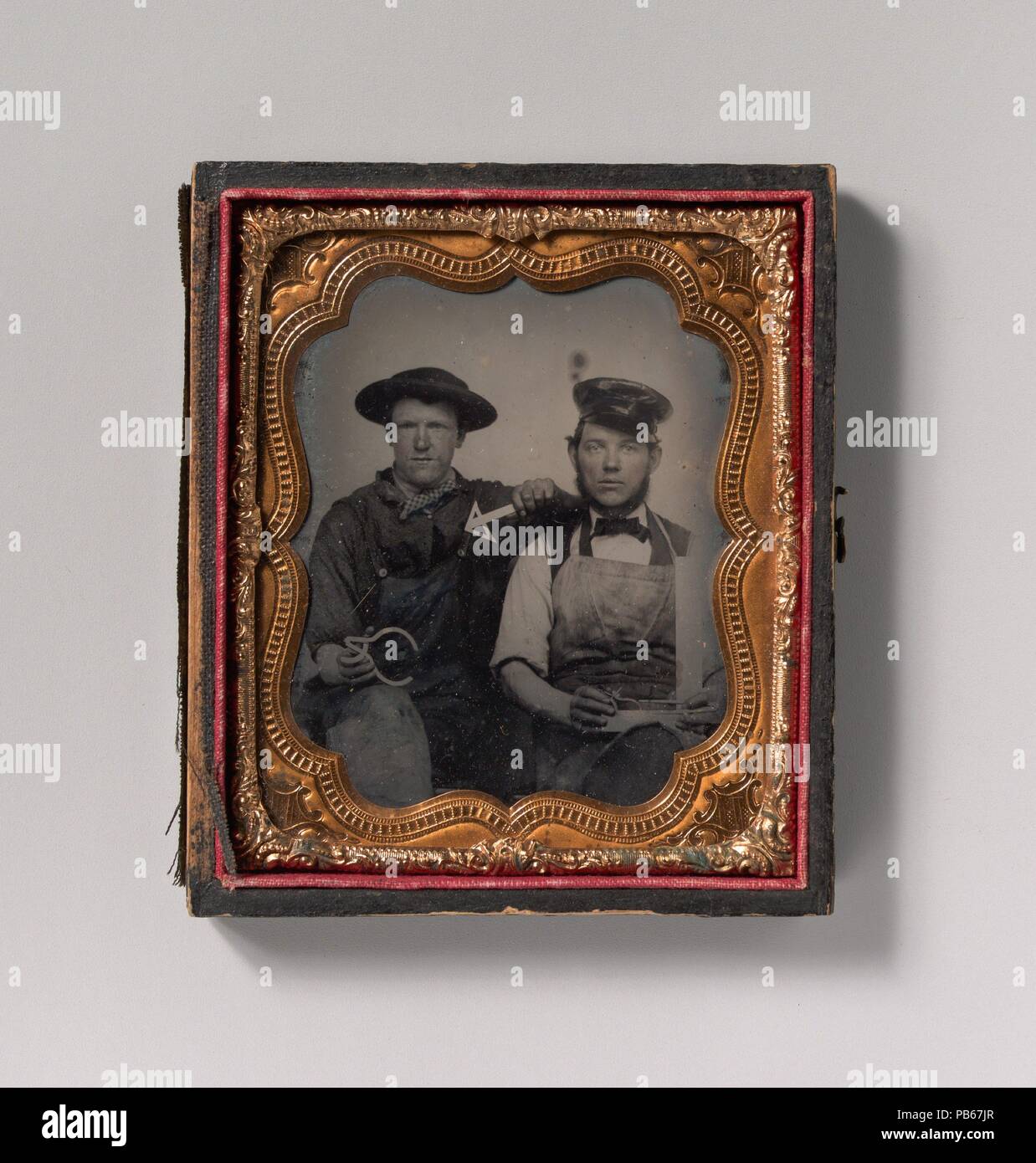 [Deux hommes assis avec un vernier, T-Square, et boussole]. Artiste : Inconnu (américain). Dimensions : Image : 6,5 x 5,4 cm (2 9/16 x 2 1/8 in.) mat : 8,3 x 7 cm (3 1/4 x 2 3/4 in.) Cas : 1,1 x 9,3 x 7,9 cm (7/16 x 3 11/16 x 3 1/8 in.). Date : 1870s-80s. Musée : Metropolitan Museum of Art, New York, USA. Banque D'Images