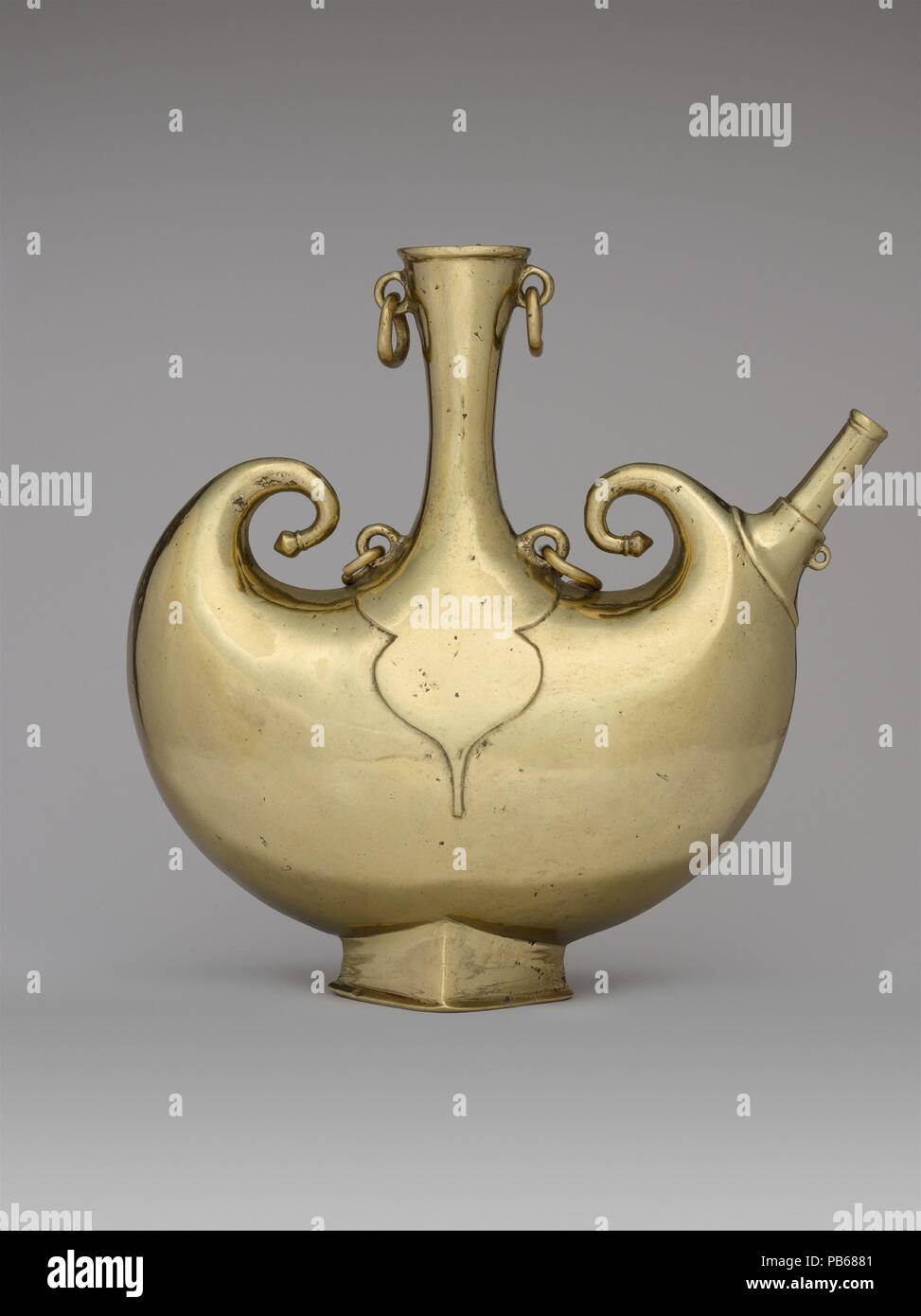 Pilgrim Flask. Dimensions : H. 9 5/8 in. (24,4 cm) W. 9 1/2 in. (24,1 cm) Diam. 3 1/2 in. (8,9 cm). Date : début du 17e siècle. Cette fiole se rapporte à un groupe de navires de même forme faite de peaux d'animaux en Inde et la fabrication du précédent de la Turquie ottomane. Les quatre anneaux métalliques en laiton ce sont peut-être par exemple utilisé pour la suspension. Conteneurs de précisément cette forme sont décrits dans Deccani cour peinture, suggérant la provenance de ce travail. Musée : Metropolitan Museum of Art, New York, USA. Banque D'Images