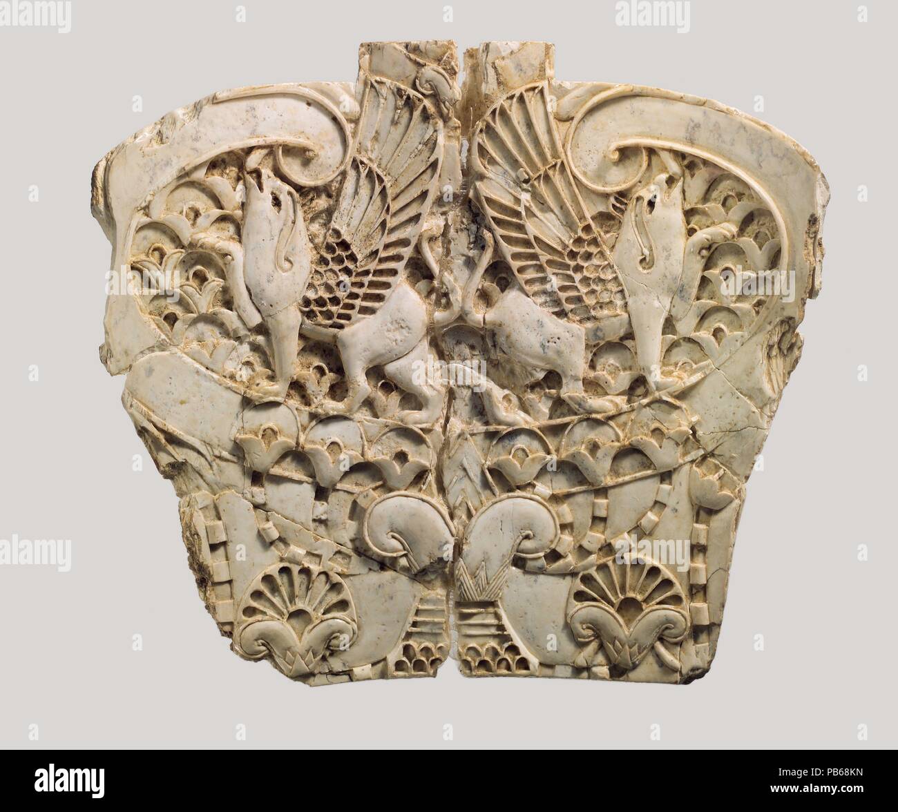 Meubles cloisonné avec plaque deux griffons dans un paysage floral. Culture : l'assyrien. Dimensions : H. 4 1/8 x 11/16 x 4 W. D. 7/16in. (10.5 x 11.9 x 1.1cm). Date : ca. 8ème siècle avant J.-C.. Cette légèrement concave, une plaque sculptée représente deux créatures hybrides profil griffons, avec le corps d'un lion et la tête, les ailes et les serres d'un aigle, au sein d'un paysage floral manque maintenant ses incrustations de couleur vive. Il a été trouvé dans un grand cellier à Fort Shalmaneser, un bâtiment royal à Nimrud c'était probablement utilisé pour stocker et rendre hommage booty recueillies par les Assyriens, tandis que le camp militaire Banque D'Images