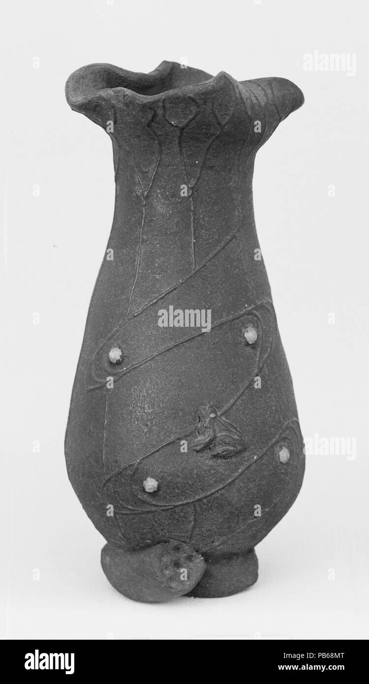 Vase suspendu. Culture : le Japon. Dimensions : H. 6. (15,2 cm). Date : du 19e siècle. Musée : Metropolitan Museum of Art, New York, USA. Banque D'Images