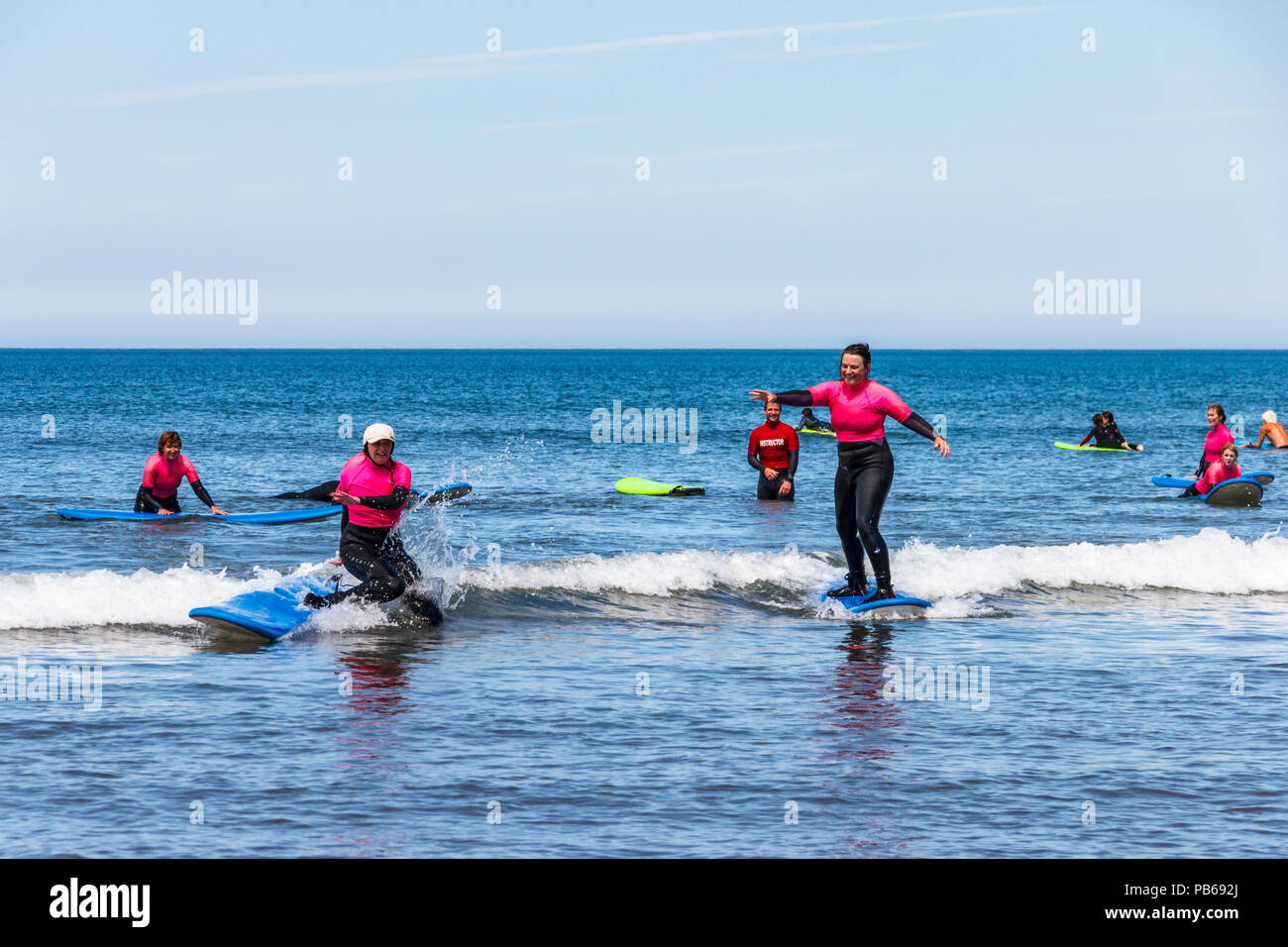 Un groupe de femmes internautes de prendre des leçons dans la mer à Westward Ho !, Devon, UK Banque D'Images