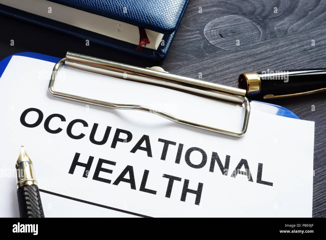 Le rapport sur la santé au travail, un stylo et bloc-notes. Banque D'Images