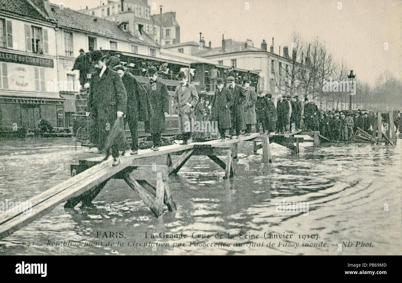1085 ND 141 - PARIS - La Grande Crue de la Seine - Rétablissement de la circulation sanguine par passerelles au quai de Passy inondé Banque D'Images 1085 ND 141 - PARIS - La Grande Crue de la Seine - Rétablissement de la circulation sanguine par passerelles au quai de Passy inondé Banque D'Images
