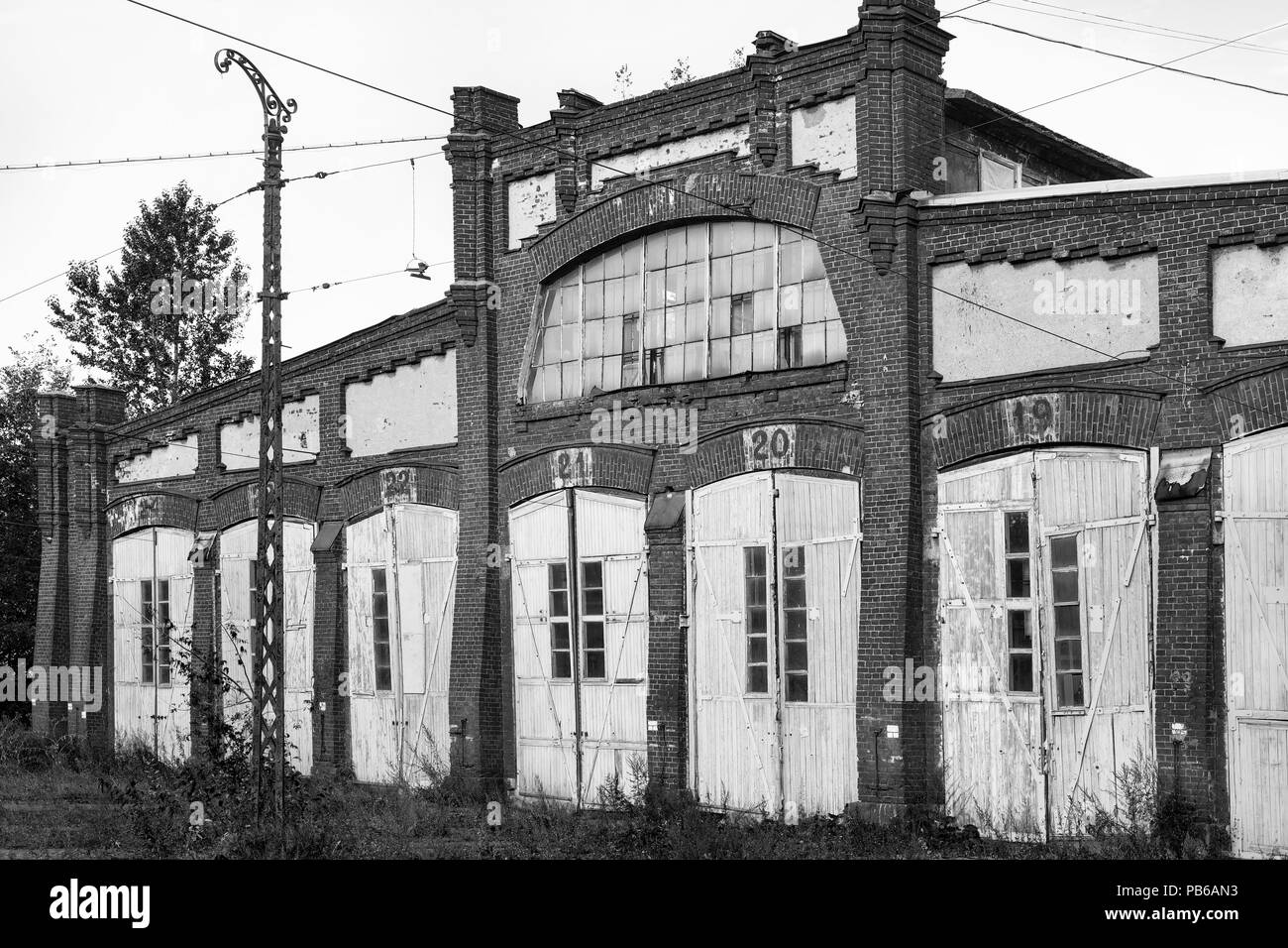 Ancien bâtiment industriel. Photo en noir et blanc du parc de tramway abandonnés Banque D'Images