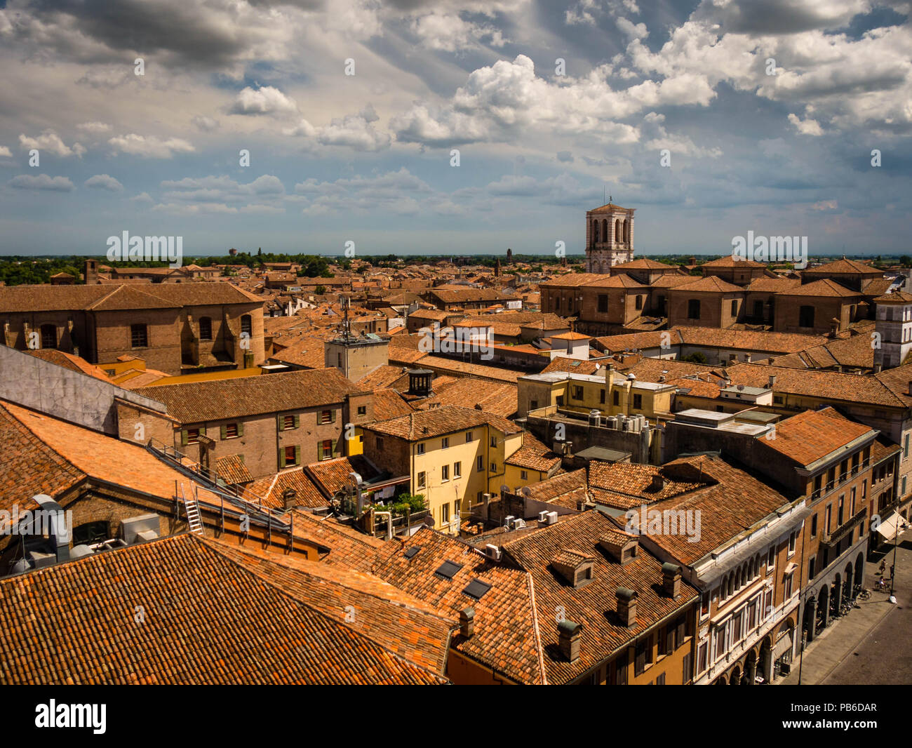 Vue sur les toits rouges de Ferrara, Italie, avec des nuages sombres Banque D'Images