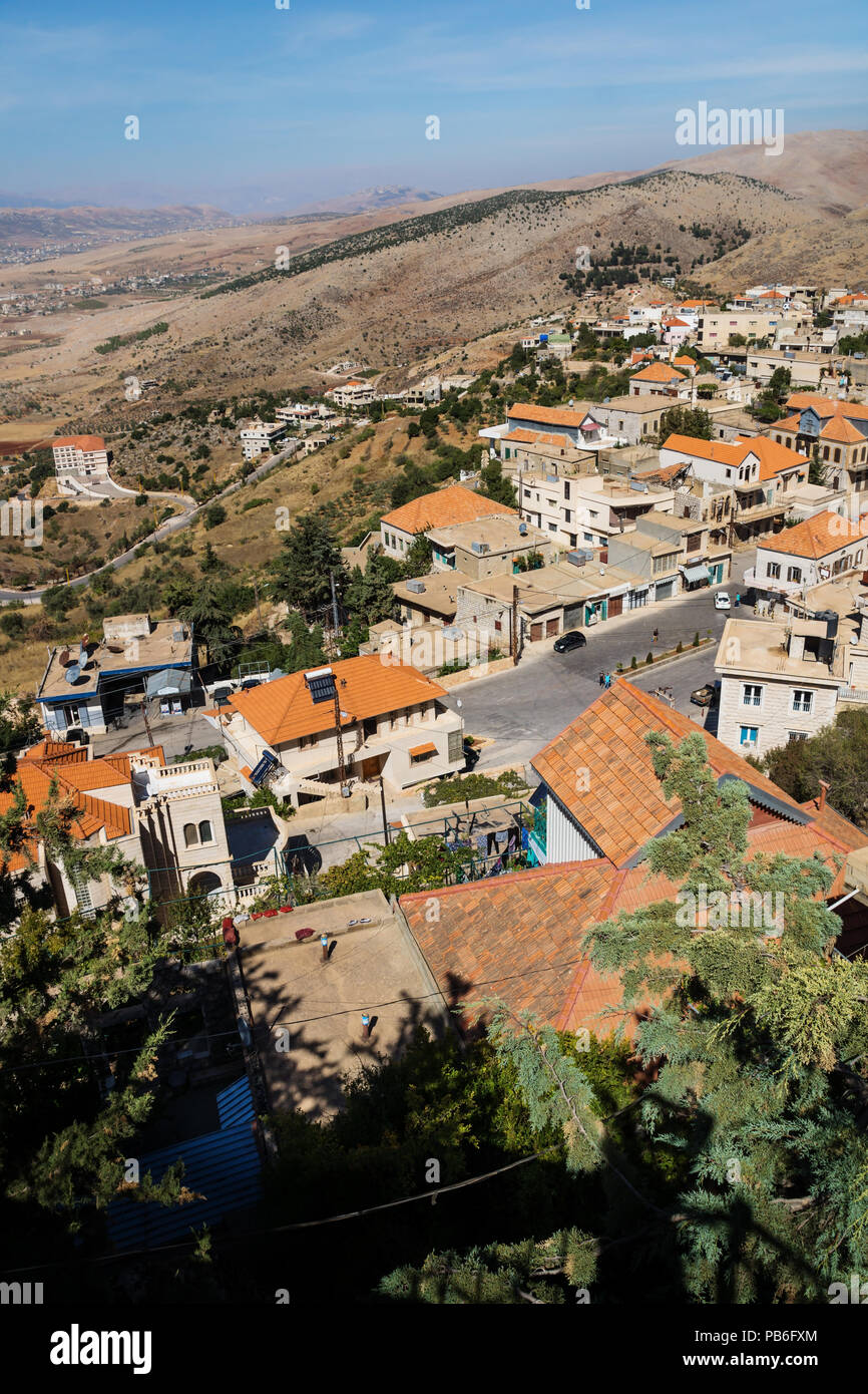 Vue de Rachaiya avec village de montagne en vallée de Bekaa vertical , Liban Banque D'Images