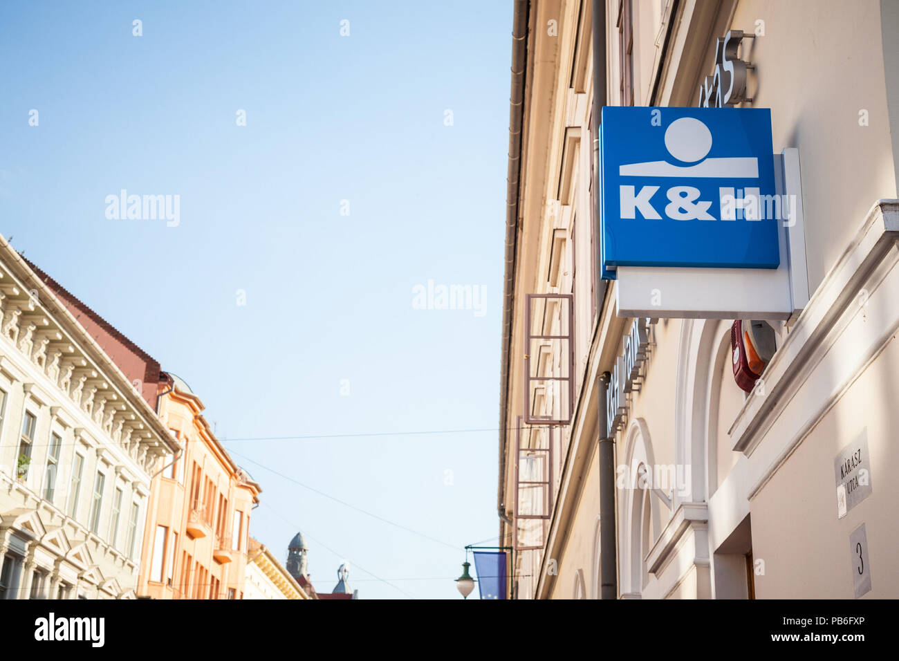 SZEGED, HONGRIE - Juillet 2, 2018 : K&H Bank logo sur leur bureau principal de Szeged. Aussi connu comme Kereskedelmi es Hitelbank, c'est l'une des principales banques de Banque D'Images