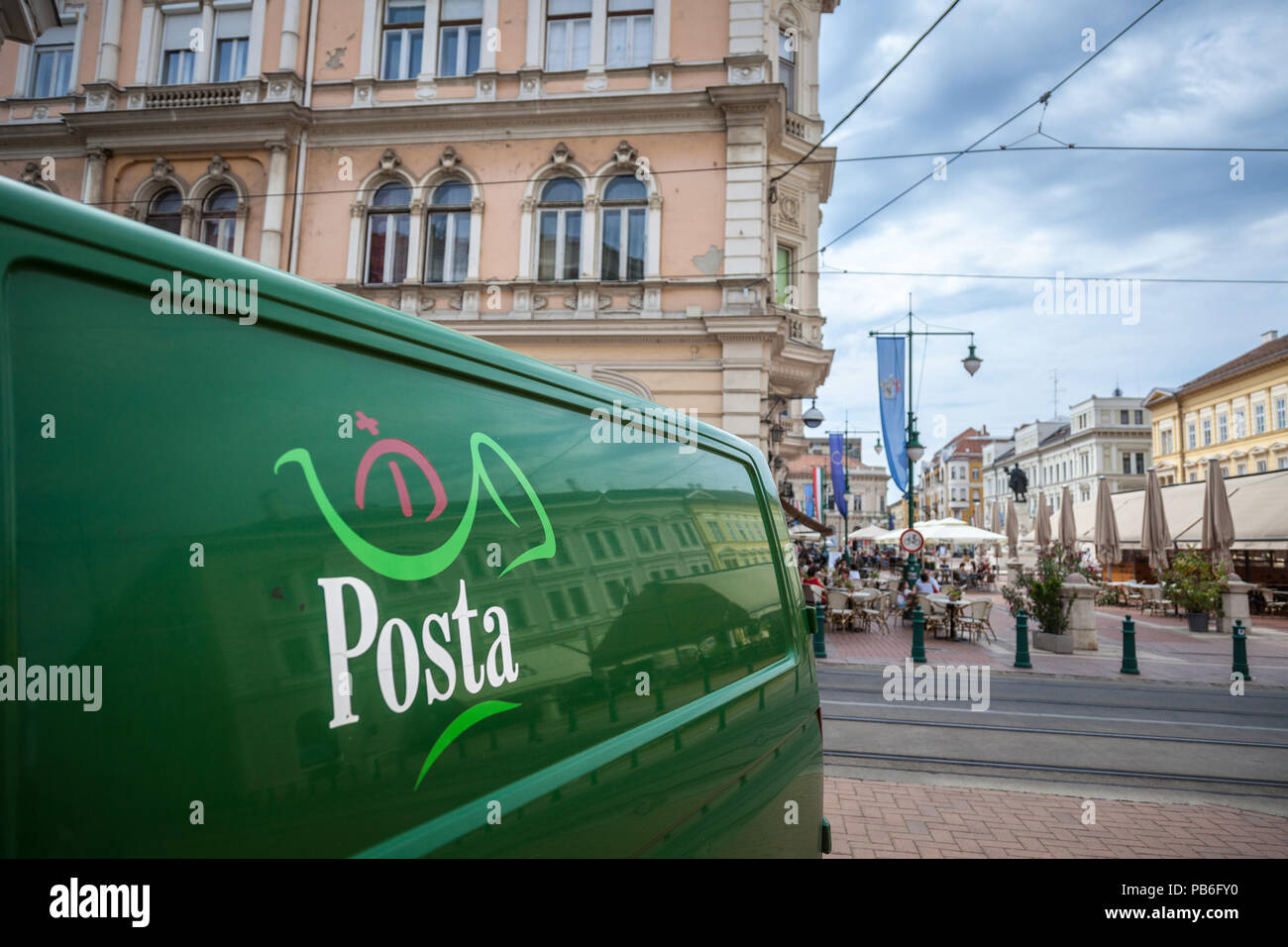 SZEGED, HONGRIE - Juillet 4, 2018 : Hungarian Post (également connu sous le nom de Magyar Posta) logo sur un de leurs camions de livraison. Magyar Posta est l'administrat Banque D'Images