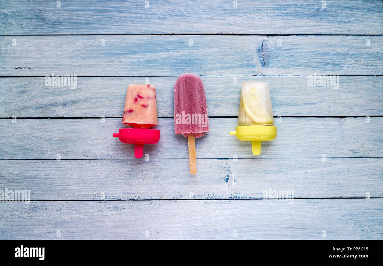 Divers, popsicle Maison desserts congelés sur toile en bois pâle bleu Banque D'Images