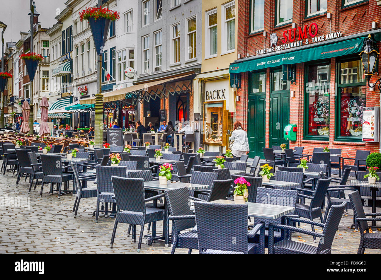 Les gens à l'extérieur de promenades, shopping, bars et restaurants dans la  rue principale du centre-ville de Breda, aux Pays-Bas, de l'UNION  EUROPÉENNE Photo Stock - Alamy