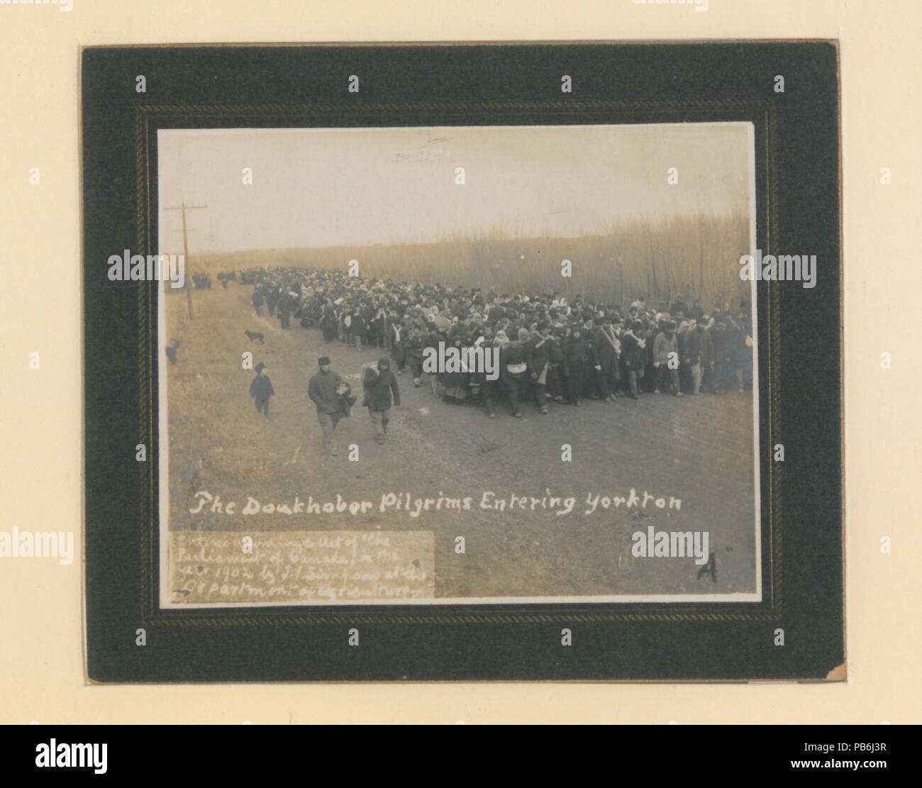 1630 Les Pèlerins doukhobors entrant Yorkton. Une photo (HS85-10-13519) original Banque D'Images