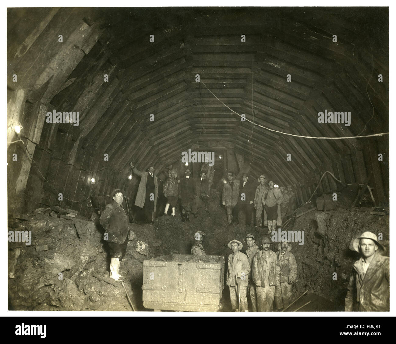 1045 Tunnel de Mill Creek Les travailleurs qui font le sol mou colombages dans l'Ouest la position de la douzième de l'arbre de Rue Banque D'Images