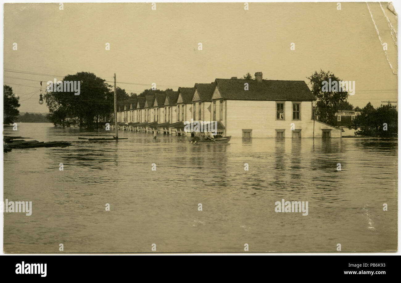1781 Deux hommes dans un bateau l'Aviron passé une ligne de maisons de deux étages entouré par les eaux de crue Banque D'Images