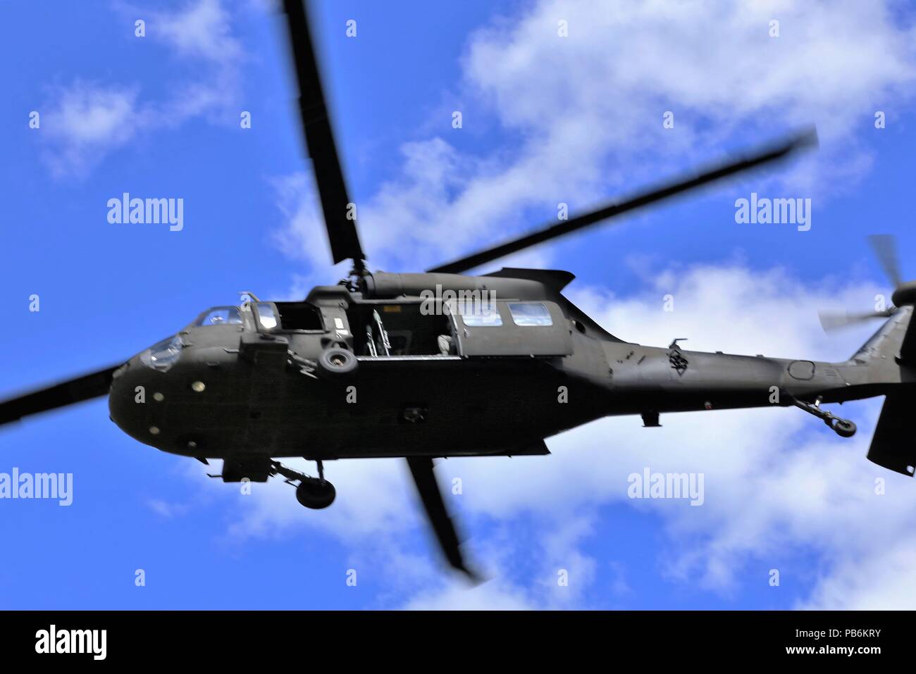 Un équipage de Garde Nationale d'armée vole un UH-60 Blackhawk hélicoptère sur un espace de formation sur le Sud poster dans le cadre d'un scénario pour l'Patriot North 2018 17 juillet de l'exercice 2018, au Fort McCoy, Wisconsin Patriot North est un service commun de l'exercice civil et militaire, parrainé par le Bureau de la Garde nationale, qui a eu lieu au Fort McCoy et Volk Field, Wisconsin (Etats-Unis) C'est un exercice d'entraînement conçu pour la gestion des urgences civiles et des intervenants à travailler avec les entités militaires de la même manière qu'ils auraient lors de catastrophes. Le test d'exercice de la gestion des urgences du Wisconsin et la garde nationale abilitie Banque D'Images