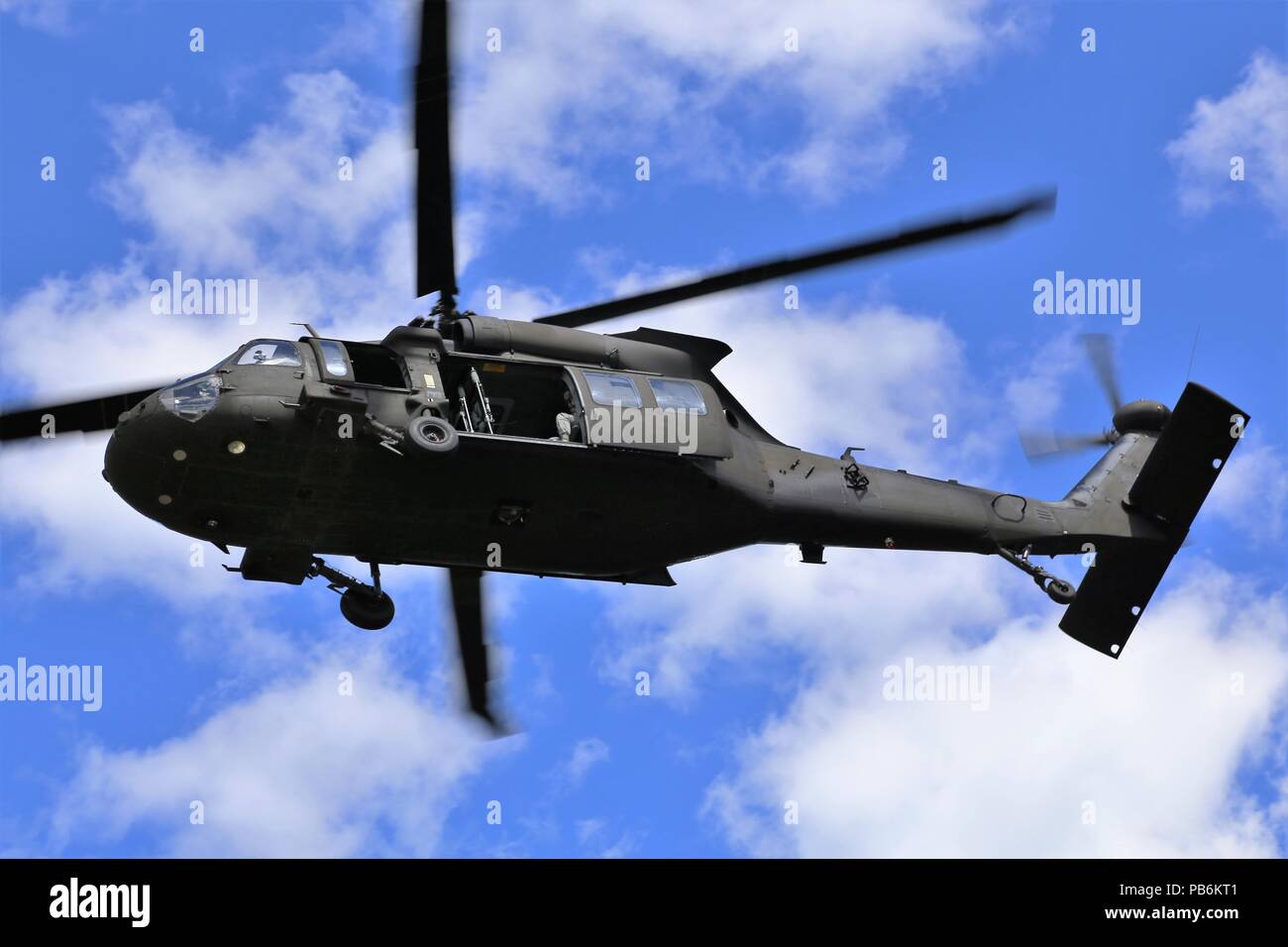 Un équipage de Garde Nationale d'armée vole un UH-60 Blackhawk hélicoptère sur un espace de formation sur le Sud poster dans le cadre d'un scénario pour l'Patriot North 2018 17 juillet de l'exercice 2018, au Fort McCoy, Wisconsin Patriot North est un service commun de l'exercice civil et militaire, parrainé par le Bureau de la Garde nationale, qui a eu lieu au Fort McCoy et Volk Field, Wisconsin (Etats-Unis) C'est un exercice d'entraînement conçu pour la gestion des urgences civiles et des intervenants à travailler avec les entités militaires de la même manière qu'ils auraient lors de catastrophes. Le test d'exercice de la gestion des urgences du Wisconsin et la garde nationale abilitie Banque D'Images