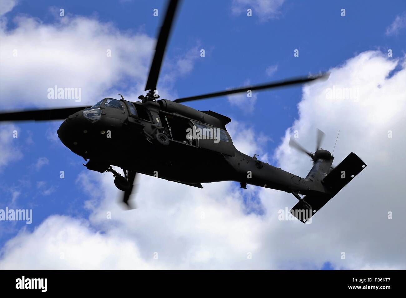 Un équipage de Garde Nationale d'armée vole un UH-60 Blackhawk hélicoptère sur un espace de formation sur le Sud poster dans le cadre d'un scénario pour l'Patriot North 2018 17 juillet de l'exercice 2018, au Fort McCoy, Wisconsin Patriot North est un service commun de l'exercice civil et militaire, parrainé par le Bureau de la Garde nationale, qui a eu lieu au Fort McCoy et Volk Field, Wisconsin (Etats-Unis) C'est un exercice d'entraînement conçu pour la gestion des urgences civiles et des intervenants à travailler avec les entités militaires de la même manière qu'ils auraient lors de catastrophes. Le test d'exercice de la gestion des urgences du Wisconsin et la garde nationale abilitie Banque D'Images