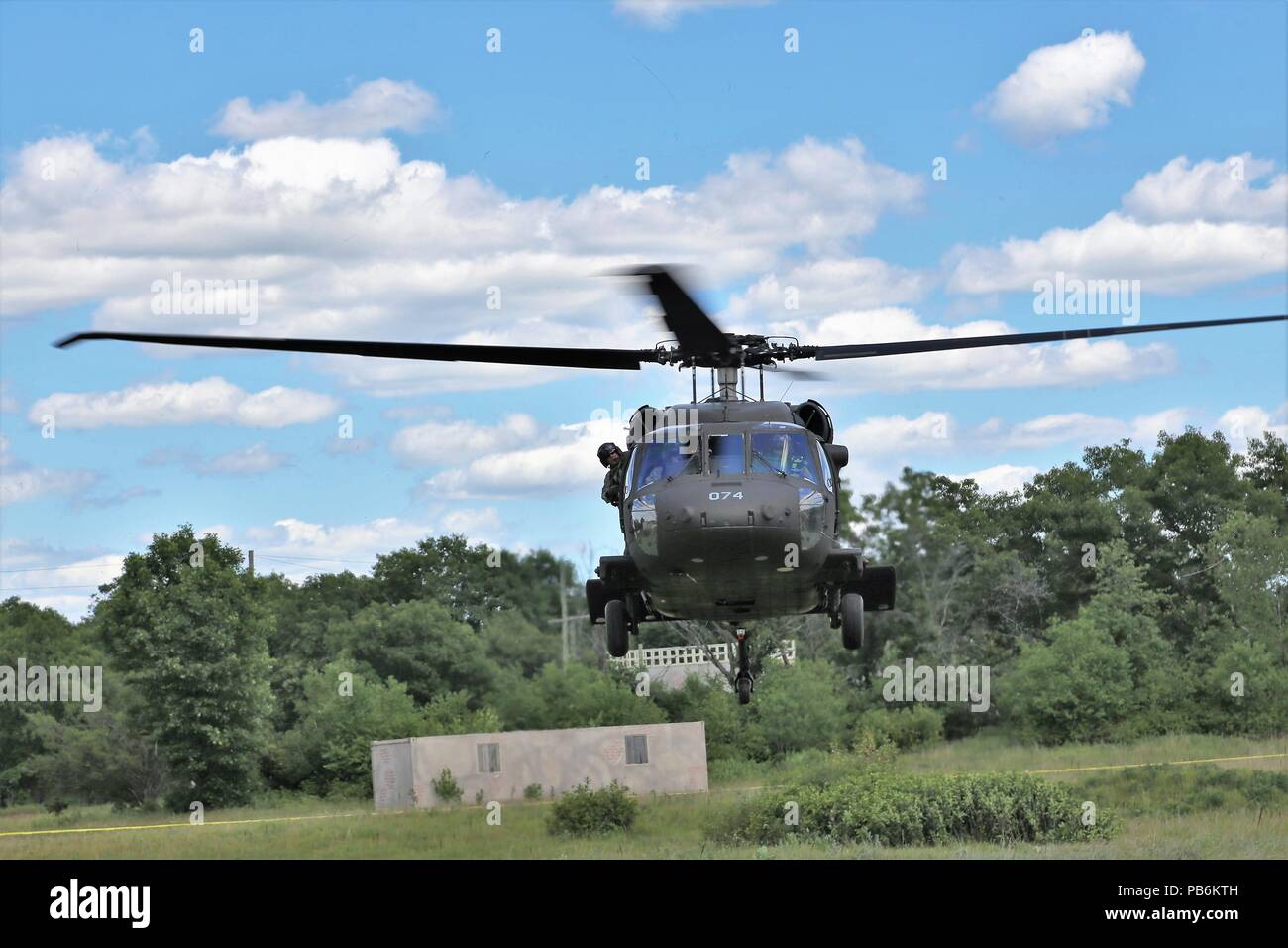 Un équipage de Garde Nationale d'armée vole un UH-60 Blackhawk hélicoptère sur un espace de formation sur le Sud poster dans le cadre d'un scénario pour l'Patriot North 2018 17 juillet de l'exercice 2018, au Fort McCoy, Wisconsin Patriot North est un service commun de l'exercice civil et militaire, parrainé par le Bureau de la Garde nationale, qui a eu lieu au Fort McCoy et Volk Field, Wisconsin (Etats-Unis) C'est un exercice d'entraînement conçu pour la gestion des urgences civiles et des intervenants à travailler avec les entités militaires de la même manière qu'ils auraient lors de catastrophes. Le test d'exercice de la gestion des urgences du Wisconsin et la garde nationale abilitie Banque D'Images