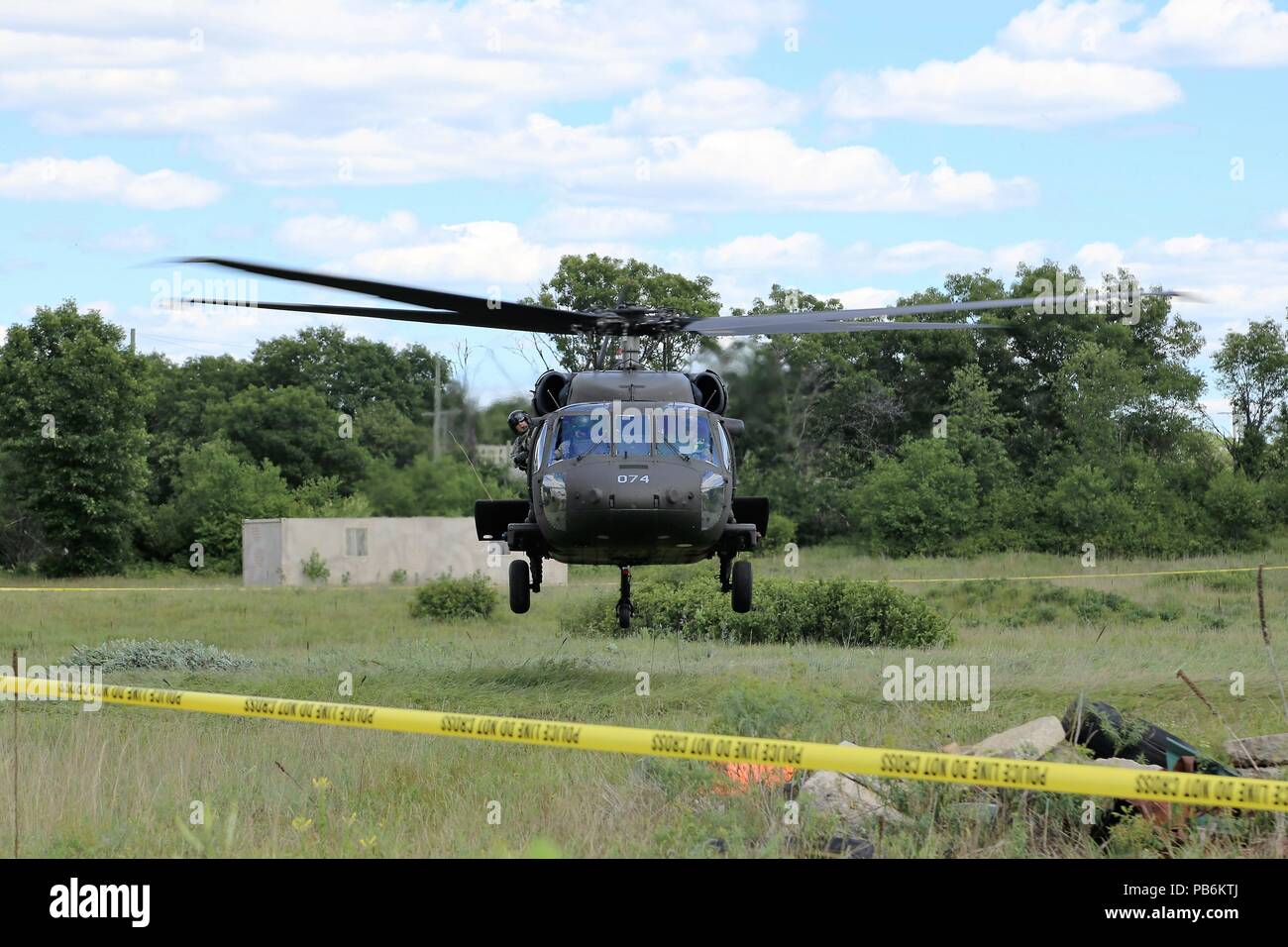 Un équipage de la Garde nationale de l'Armée de terre un UH-60 Blackhawk hélicoptère à un espace de formation sur le Sud poster dans le cadre d'un scénario pour l'Patriot North 2018 17 juillet de l'exercice 2018, au Fort McCoy, Wisconsin Patriot North est un service commun de l'exercice civil et militaire, parrainé par le Bureau de la Garde nationale, qui a eu lieu au Fort McCoy et Volk Field, Wisconsin (Etats-Unis) C'est un exercice d'entraînement conçu pour la gestion des urgences civiles et des intervenants à travailler avec les entités militaires de la même manière qu'ils auraient lors de catastrophes. Le test d'exercice de la gestion des urgences du Wisconsin et les capacités de la Garde nationale Banque D'Images