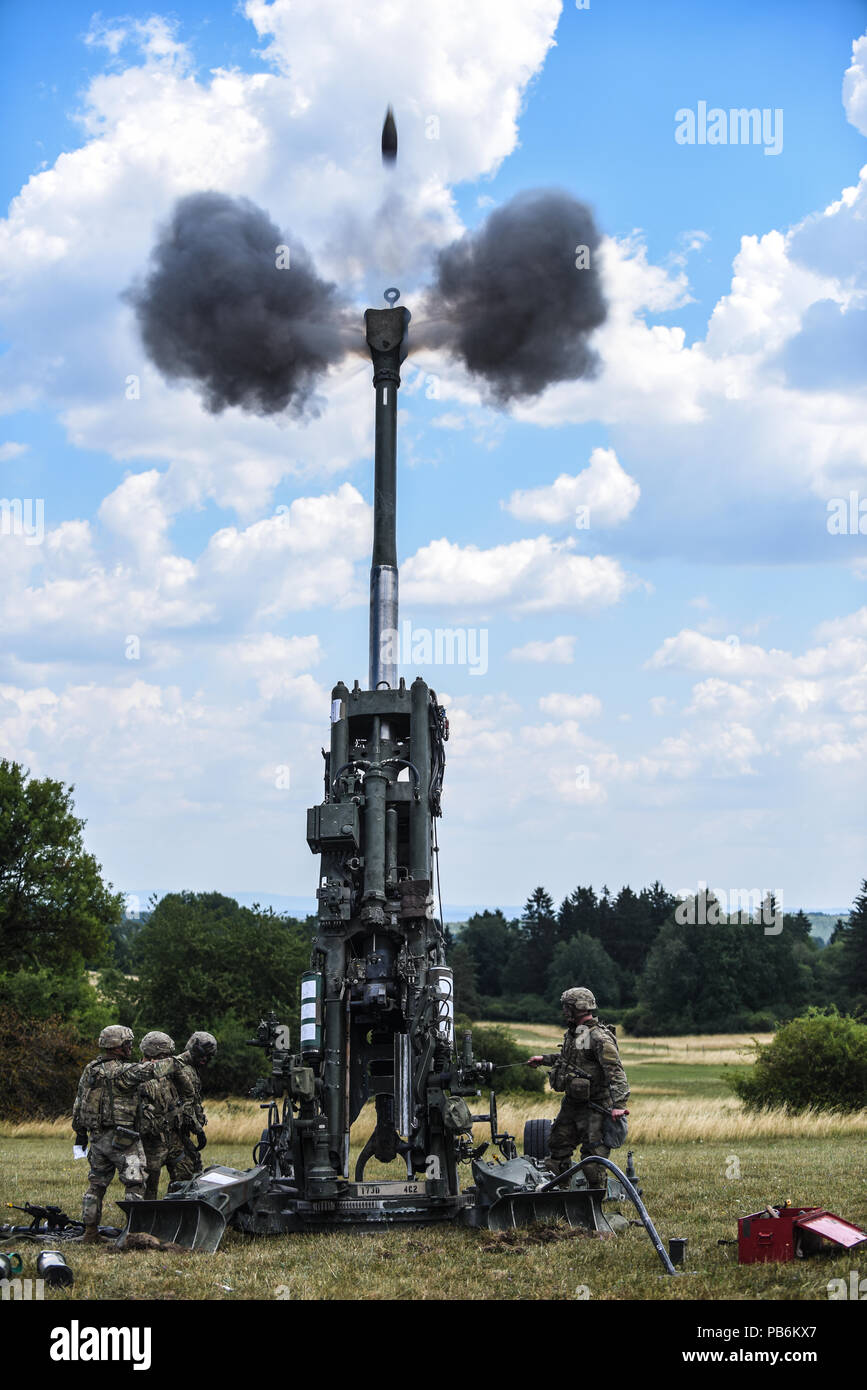 GRAFENWOEHR, Allemagne -- Les soldats du ciel à partir de la 4e Bataillon, 319e Régiment d'artillerie aéroporté mené la charge sous élingue en formation Grafenwoehr, Allemagne. Après le succès des Chinook a abandonné les obusiers, nous avons capturé cette belle tour de quitter la maison. Banque D'Images