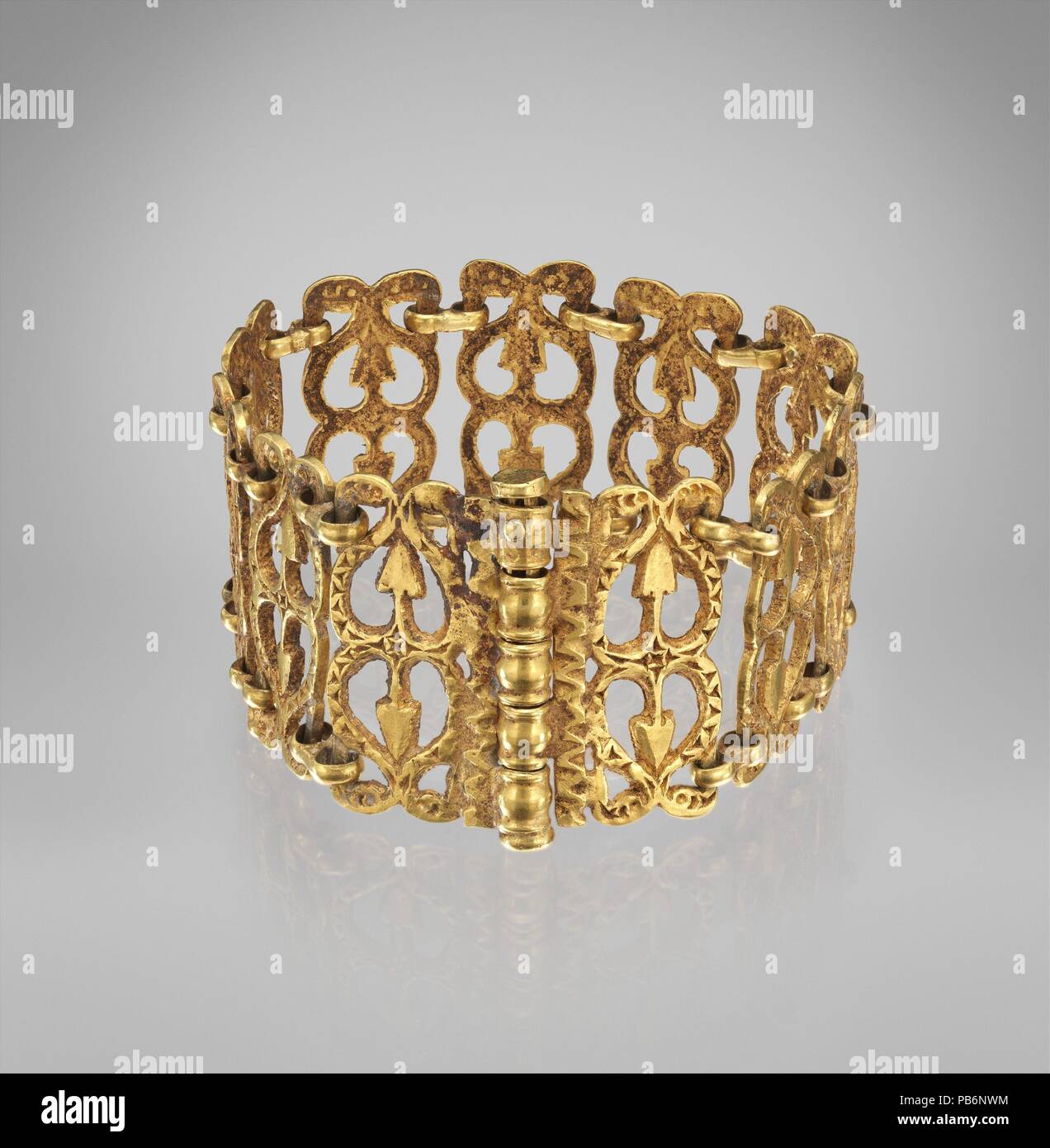 Bracelet en or. Culture : Byzantine. Dimensions : 7 × 1 × 1/16 1/4 3/16 in. (17,9 × 3,1 × 0,5 cm) diamètre : 15/16 1 × 1 1/4 in. (5 cm). Date : ca. 650. Opus interrasile contour des ouvertures de grandes feuilles de lierre sur ce bracelet Trésor Pantalica, une horde de quatorze pièces de bijoux. L'Opus interrasile est une technique utilisée par les orfèvres de faire élégant bijoux de la 200s à travers les 600s. Dessins et modèles industriels ont été retrouvées à des feuilles d'or, l'arrière-plan a été frappé avec des trous de différentes tailles pour mettre en surbrillance le motif ; et les détails fins ont ensuite travaillé sur la surface. Les motifs formés par t piercing Banque D'Images