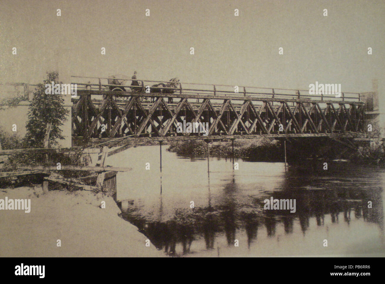 . Anglais : l'ancien Puente Valentín Alsina. Le pont connecté Sáenz Ave. de Nueva Pompeya avec Valentín Alsina district dans le Grand Buenos Aires, traverser le Riachuelo. Ce pont a duré jusqu'en 1910 quand il a été remplacé par un autre, en fer. Date inconnue 1236 Puente Alsina 1890 Banque D'Images