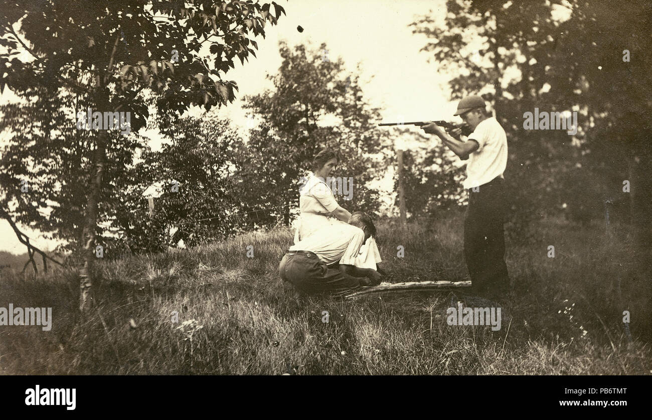 1055 Montague Lyon Jr. tire un coup de fusil alors qu'il se tenait à côté de son frère assis, Randolph Smith Lyon et sa mère, Frances Lyon Banque D'Images