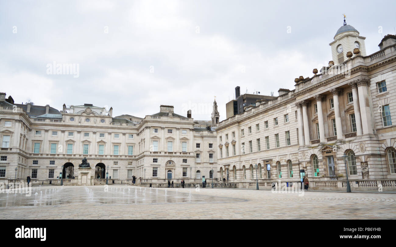 Somerset House square et sa fontaine. Banque D'Images