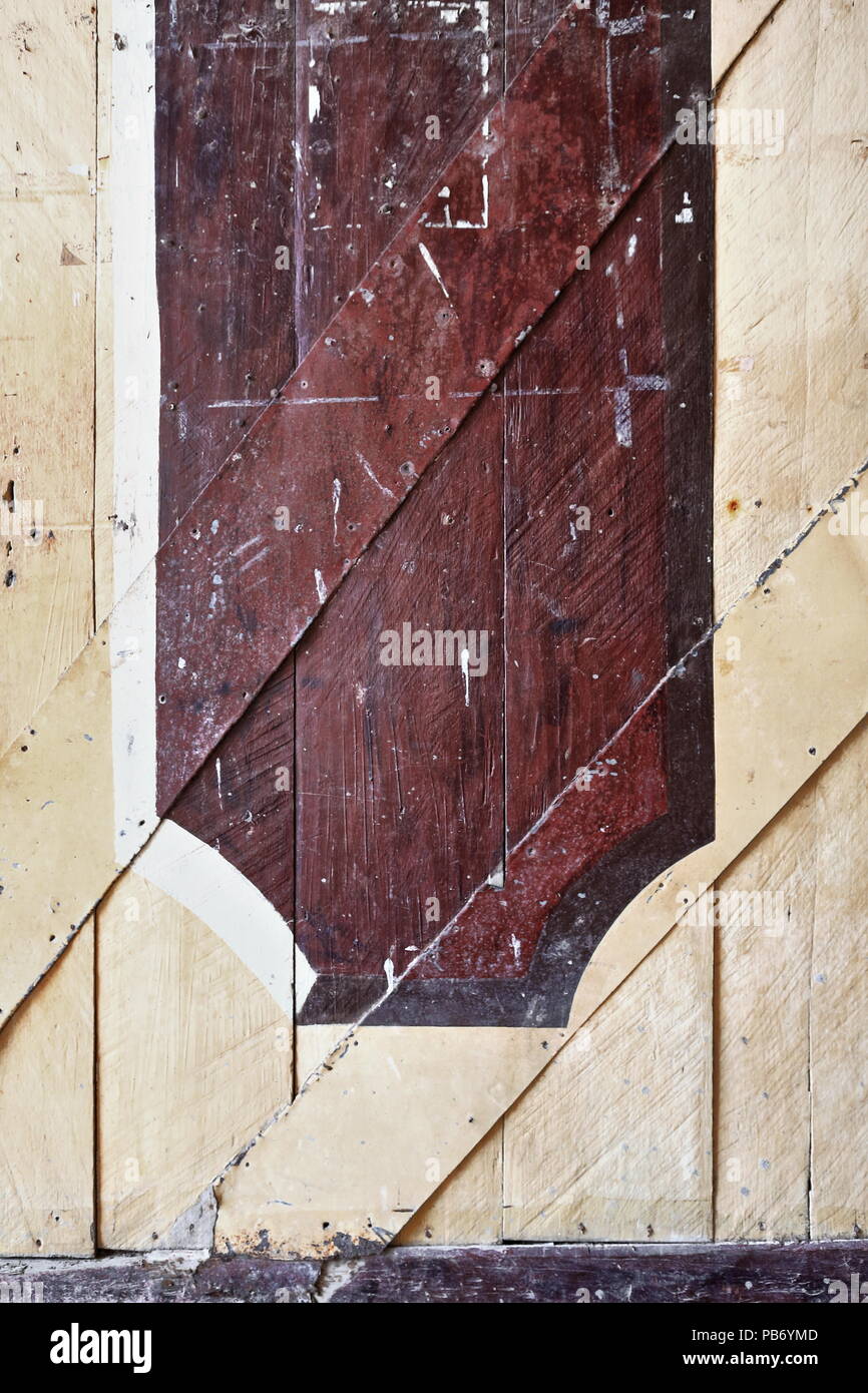 Décoration sur le côté intérieur de la planche de bois rotation gauche des portes d'entrée donnant directement sur la nef principale de l'église paroissiale de Santa Monica. Banque D'Images