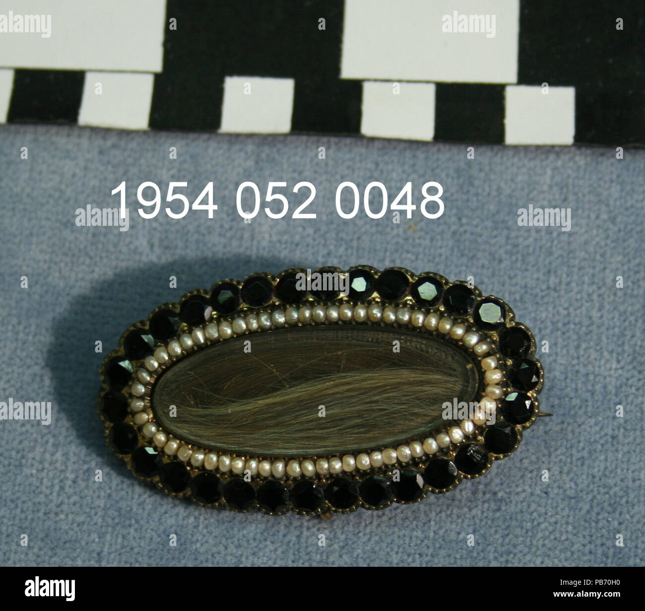 Broche 1146 avec des mèches de cheveux à l'intérieur Banque D'Images