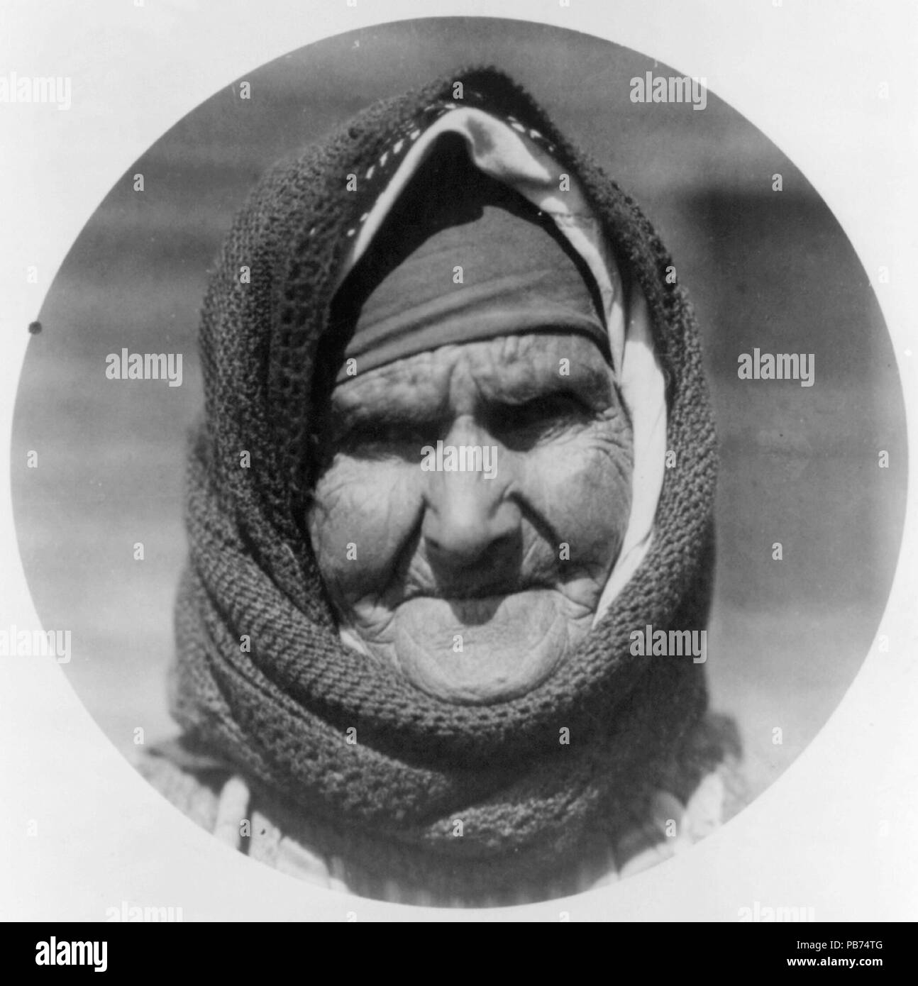 1131 vieille femme grecque dans la région de camp à Salonique en attente d'être déplacé à la Thrace ; chef RCAC2001705751 Banque D'Images