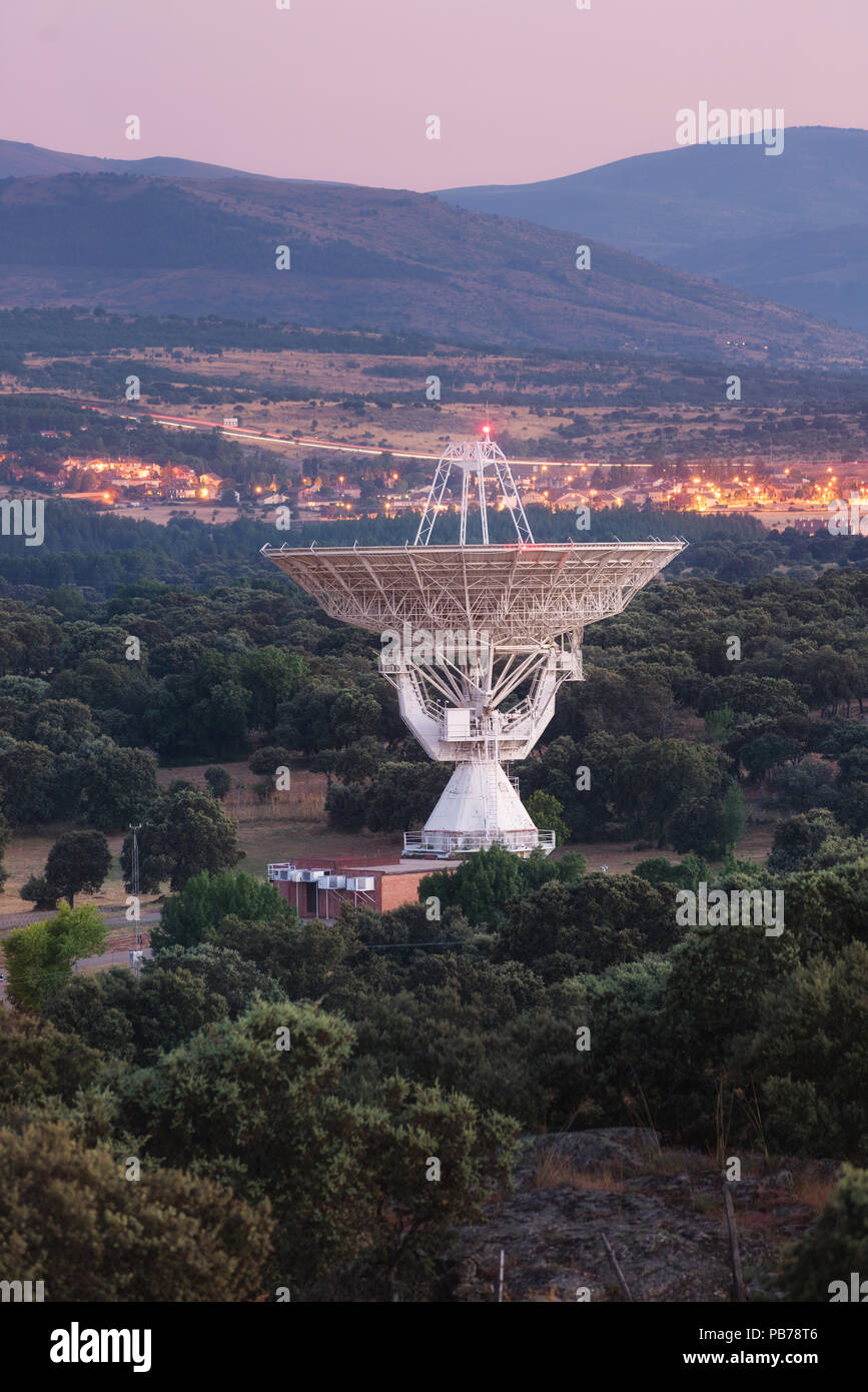 Grand télescope radio antenne parabolique Banque D'Images