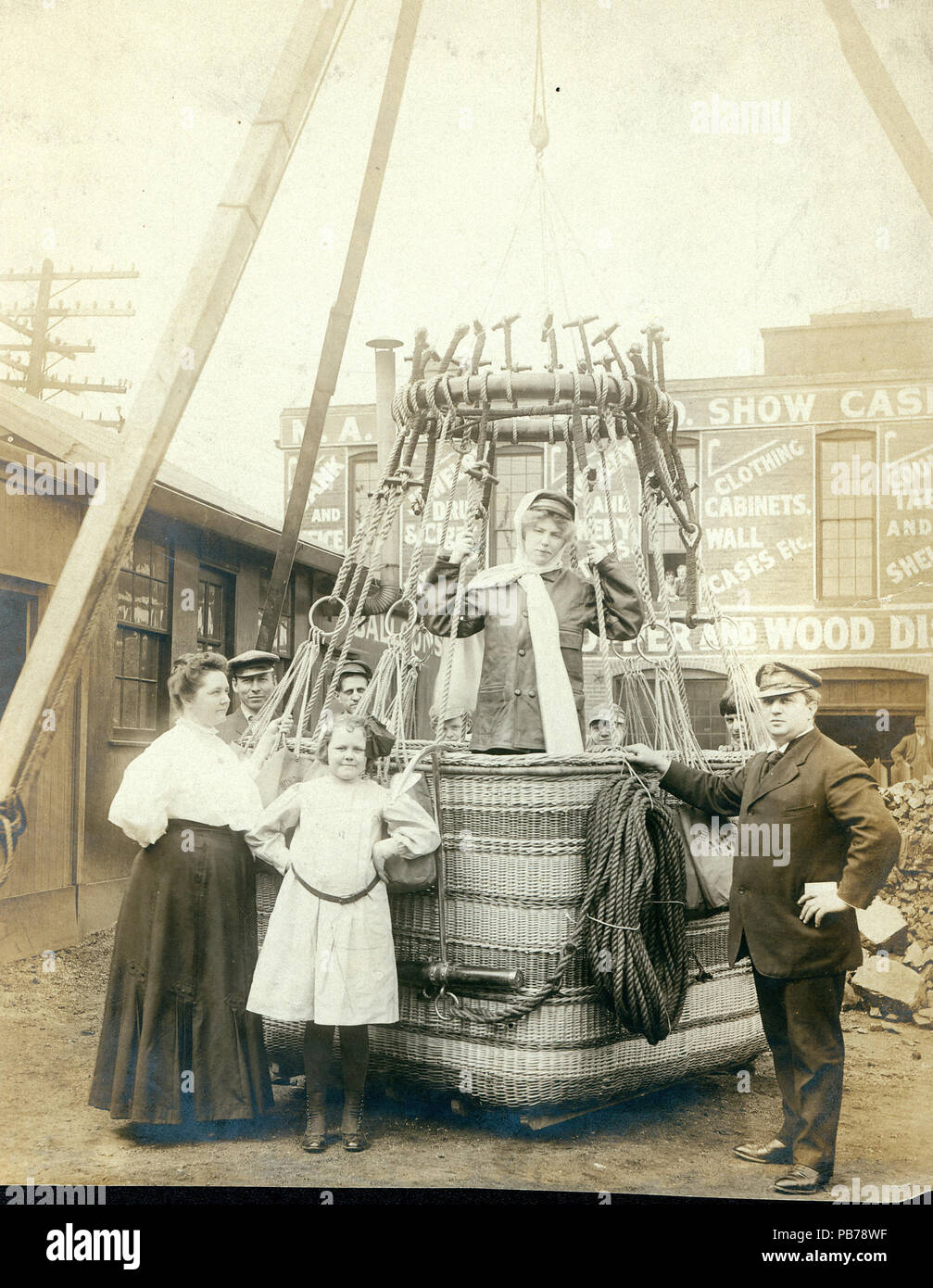 1059 Morris A. Heimann (à droite) avec sa fille et sa femme (debout à l'avant) avec le ballon panier il a prévu d'utiliser dans le premier vol en ballon par une femme à Saint Louis Banque D'Images