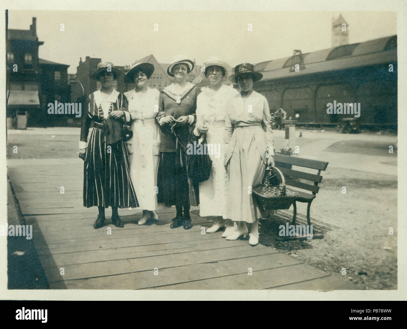 Comité mercredi, le service de train de troupes du YMCA en face de hutte du YMCA à la gare Union. Lucille Chapman, Louise Bailey, Abby Dodge Barstow, Zoe Earine, capitaine. Photographie, 1918. Bailey Collection-LA PREMIÈRE GUERRE MONDIALE. New York Historical Society et imprime des photos des collections. NS 34367. Scan © 2006, New York Historical Society. 1839 Comité mercredi, le service de train de troupes du YMCA en face de hutte du YMCA à la gare Union au cours de la Première Guerre mondiale. Lucille Chapman, Jos. P. Myers, Louise Bailey, Abby Dodge Barstow, Zoл Karine, le Capitaine Banque D'Images