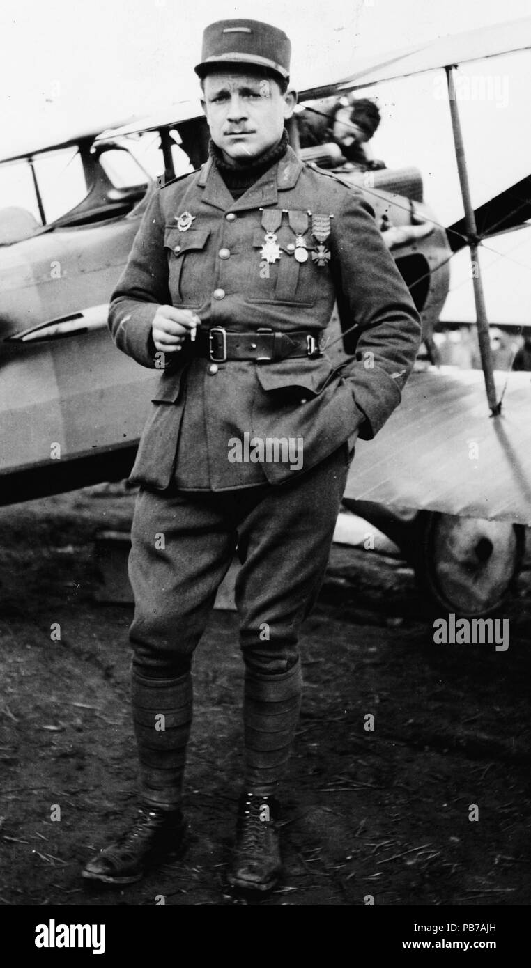 . French : photo Portrait de Raoul Gervais Lufbery (1885-1918) ; rognée par uploader. English : Portrait de Gervais Lufbery comme de la Première guerre mondiale. Entre 1916 et 1918 (© 1920). 889 LC-USZ62-101970 Banque D'Images