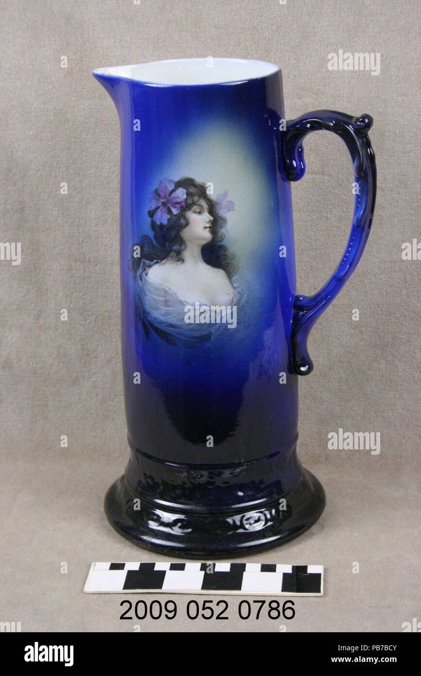 886 Grande Chope en céramique bleu foncé avec transfert de couleur femme victorienne Banque D'Images