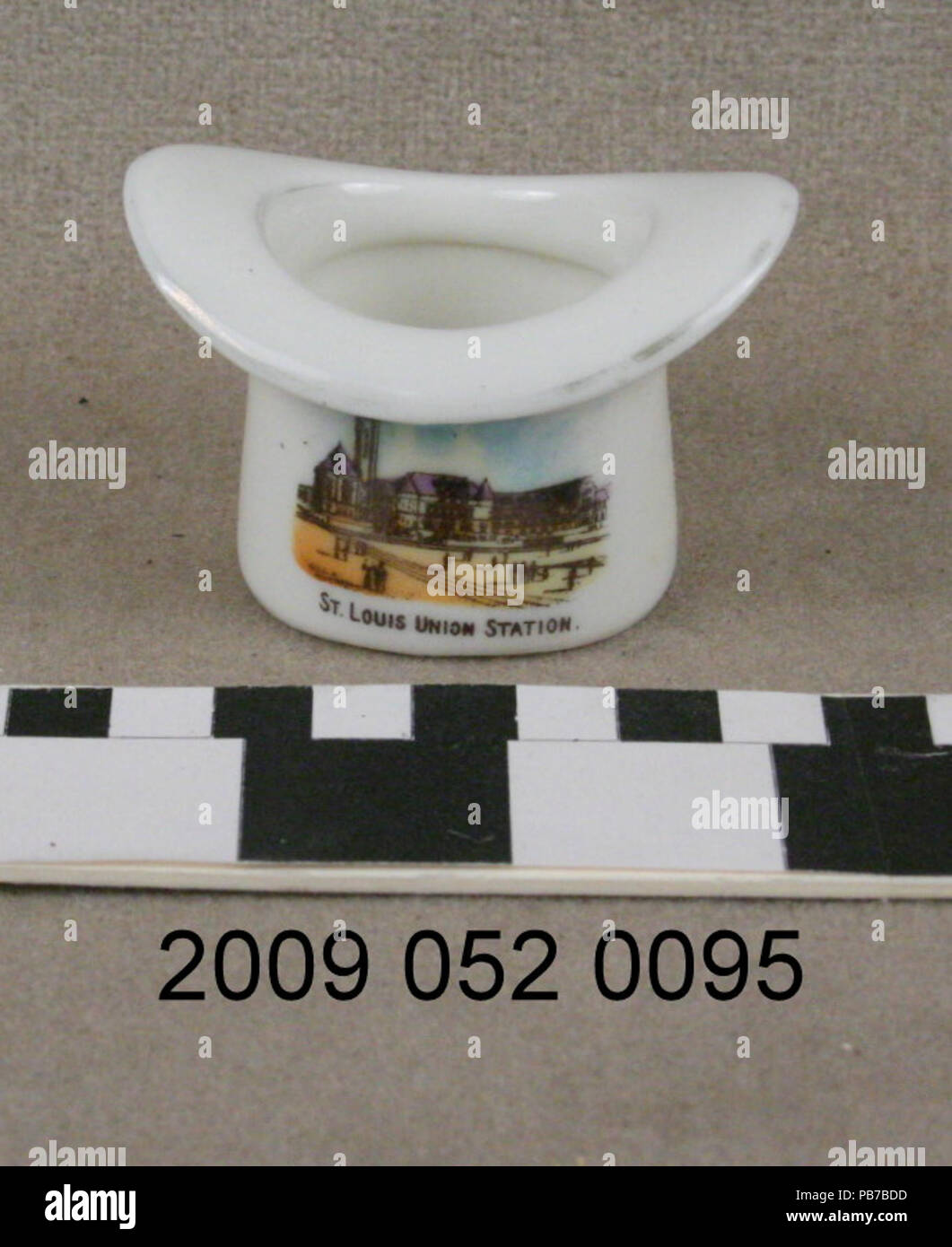 1545 petit chapeau en céramique avec transfert Couleur Image de St Louis Union Station Banque D'Images