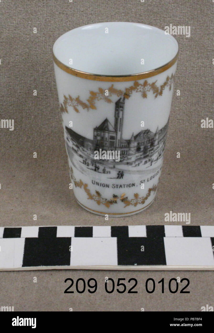 1850 Tumbler en céramique blanche avec transfert Noir libre de la gare Union à St Louis Banque D'Images