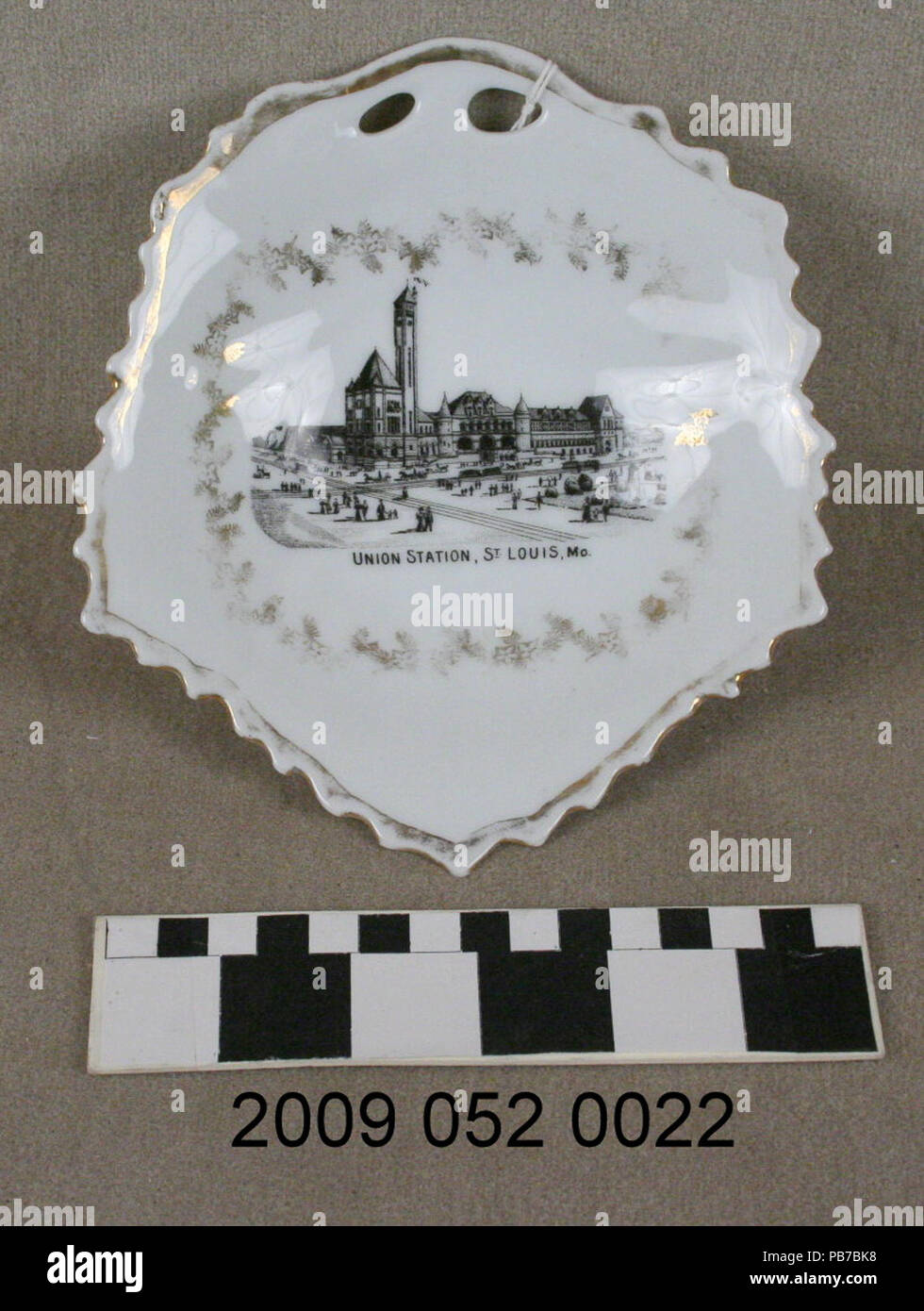 Bonbonnière en céramique Blanc 1850 noir avec transfert de la gare Union à St Louis Banque D'Images