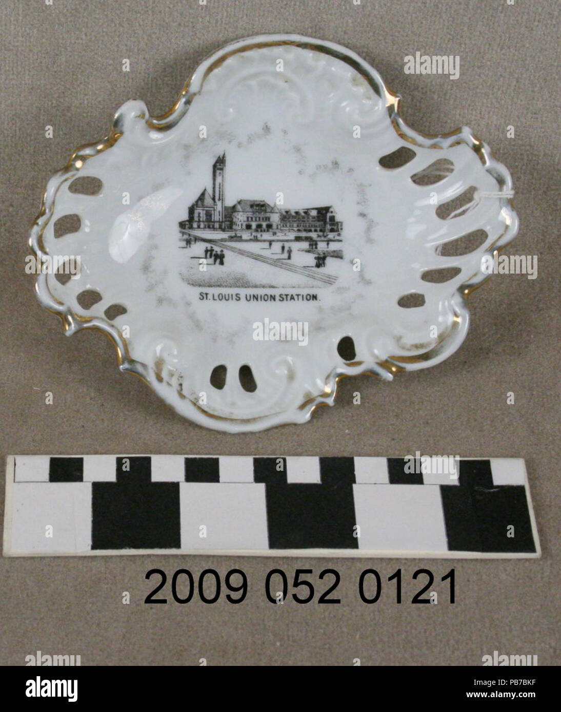 Bonbonnière en céramique Blanc 1850 noir avec Image Transfert de la gare Union à St Louis Banque D'Images