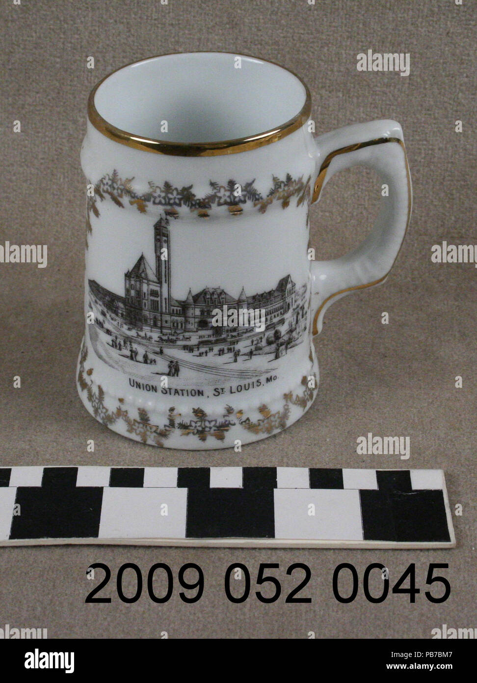 1850 Stein en céramique blanche avec grand noir Transférer l'image de la gare Union à St Louis Banque D'Images